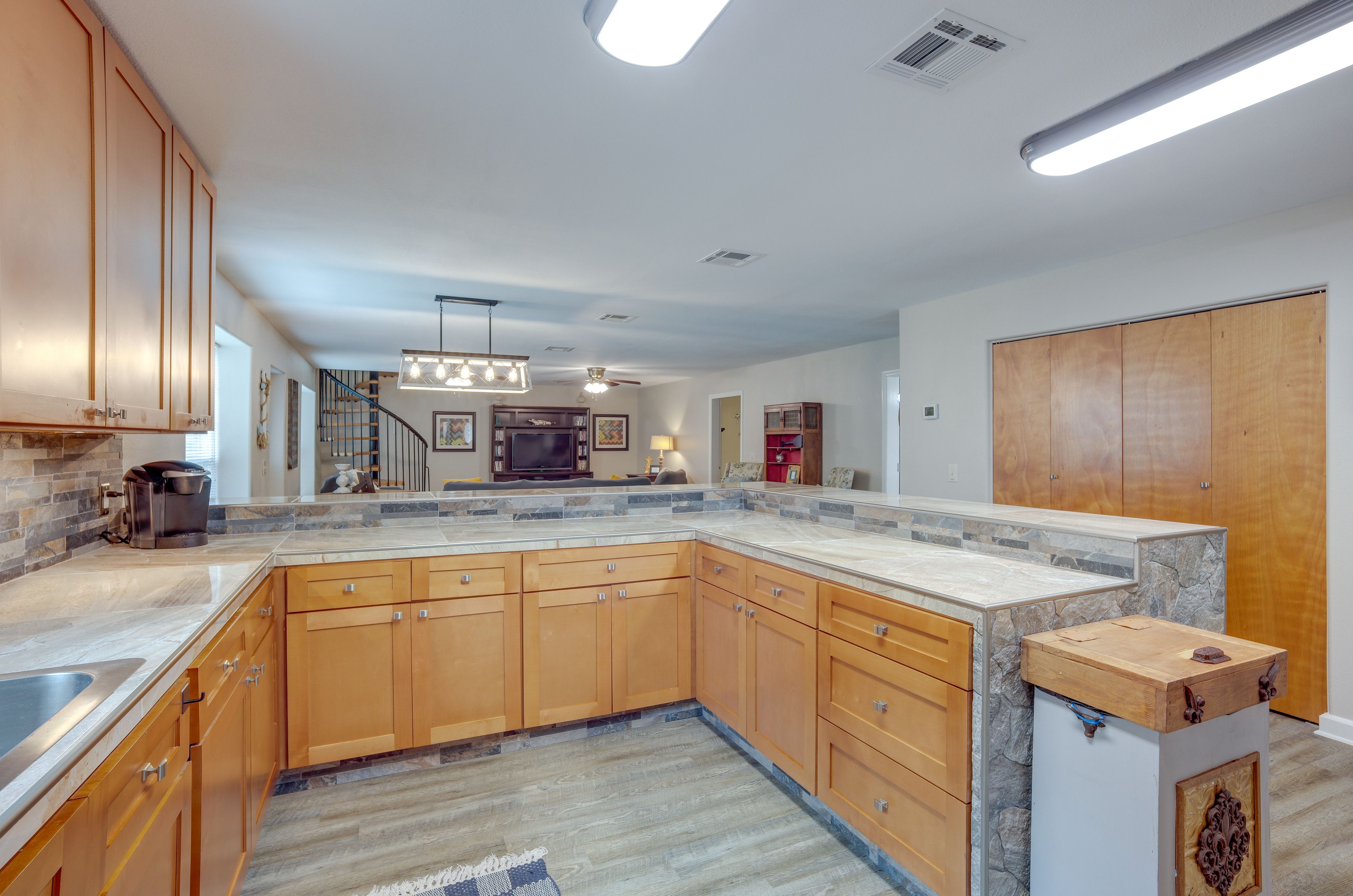 Kitchen | Paper Towels/Trash Bags Provided
