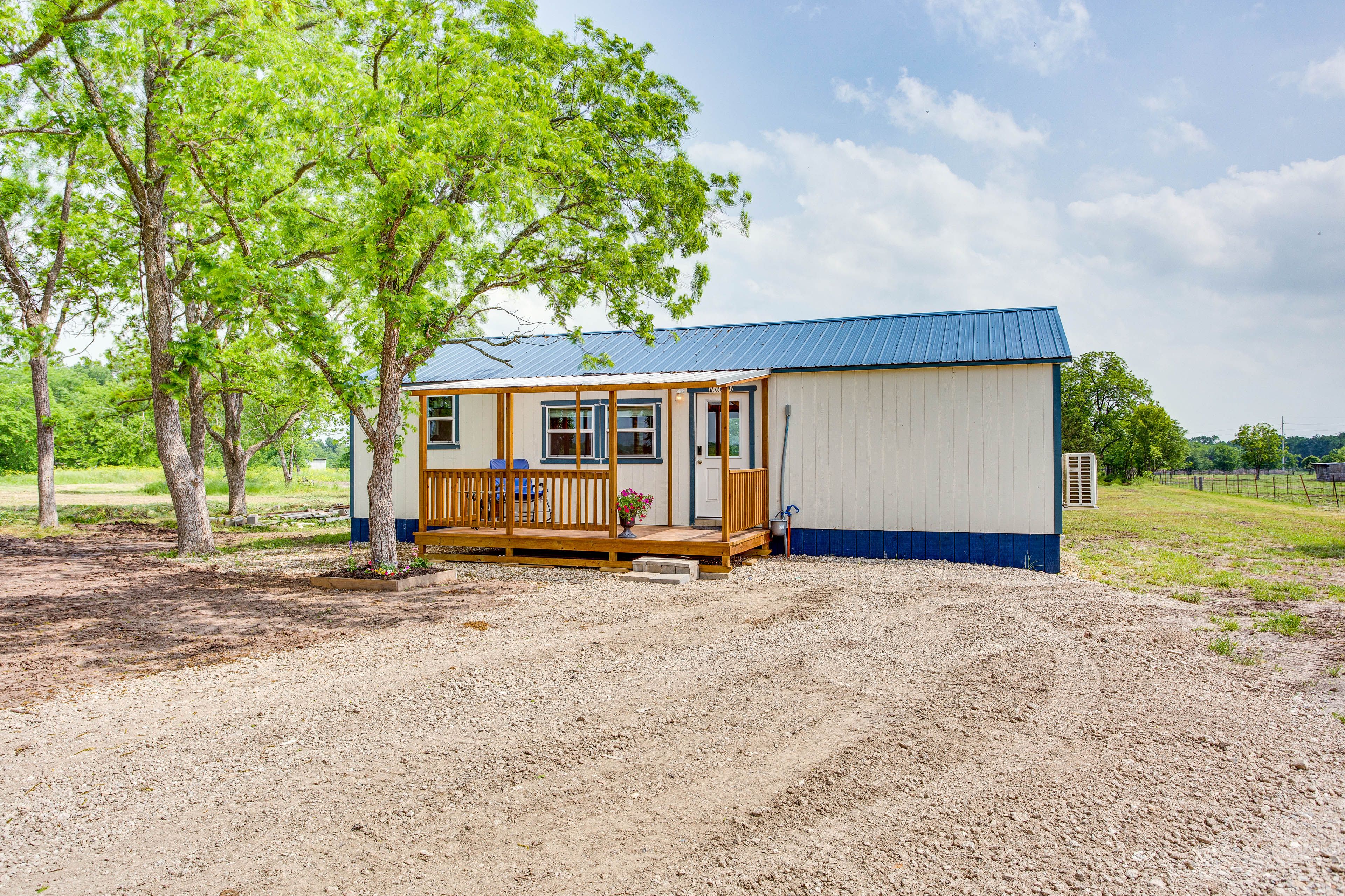 Property Exterior | Gravel Driveway (2 Vehicles)