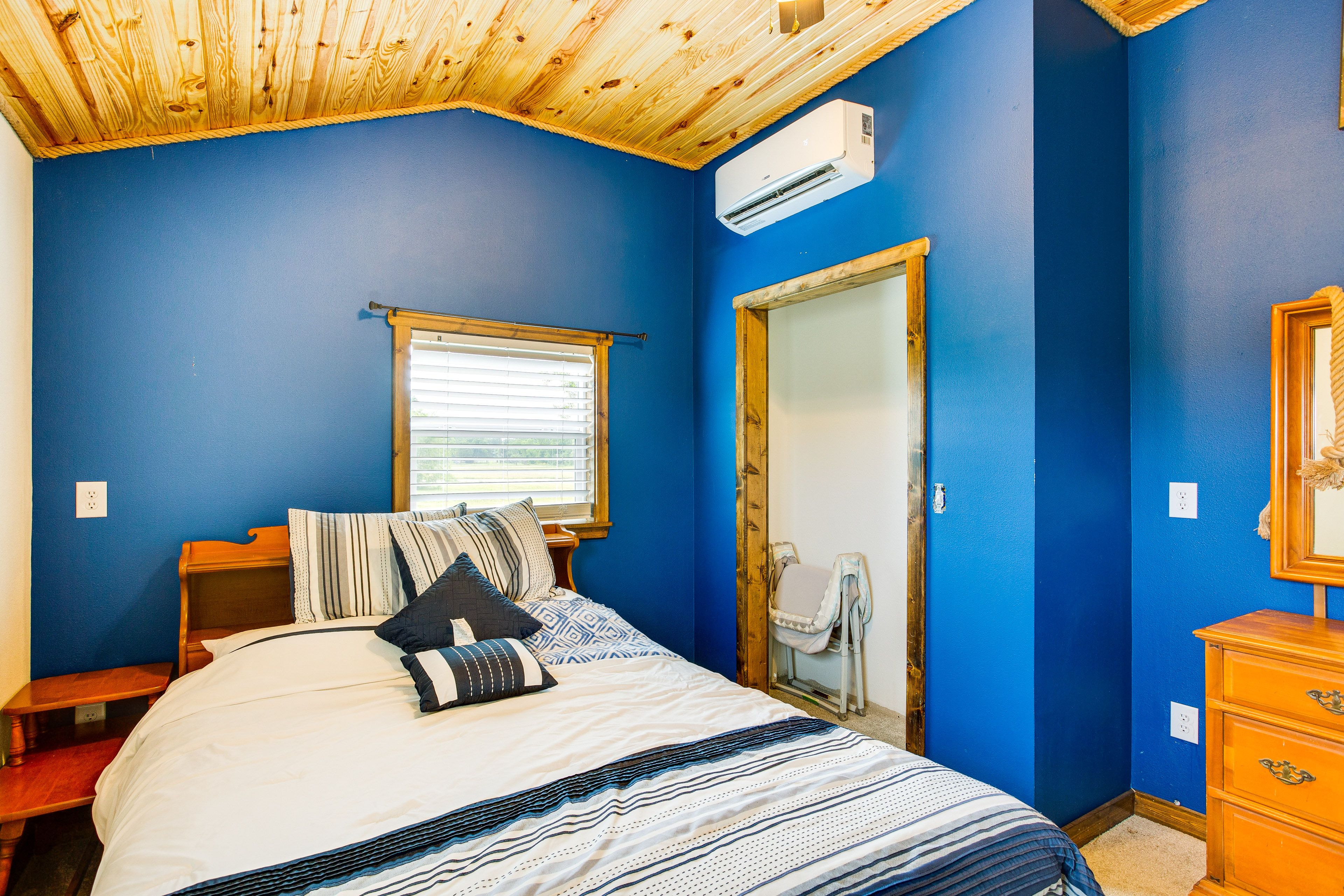Bedroom 1 | Queen Bed