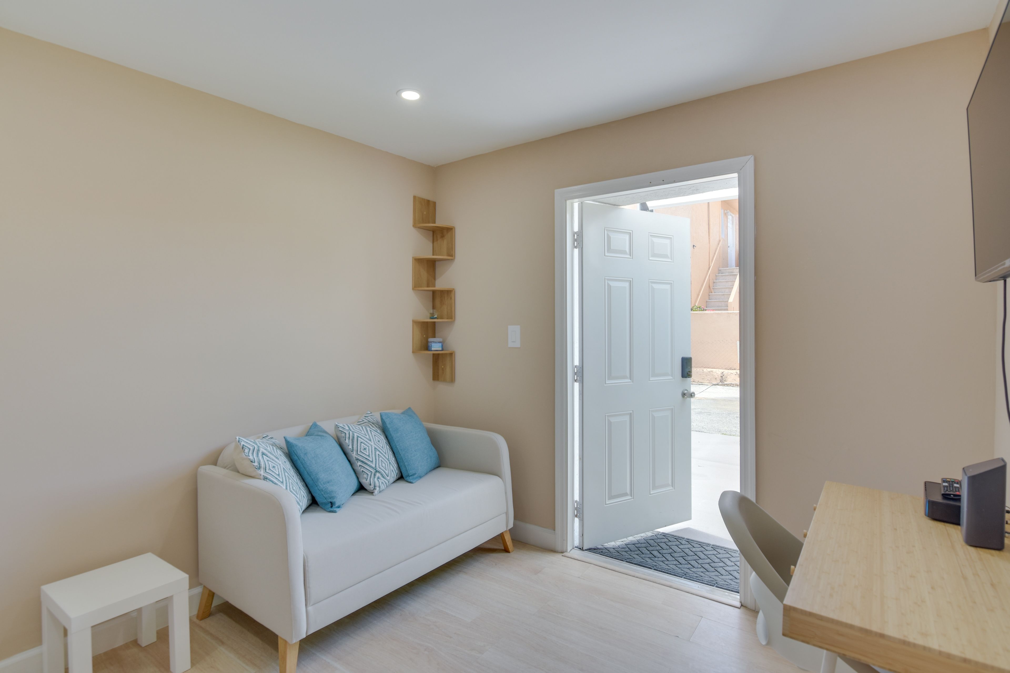 Living Room | Smart TV w/ Cable | Laptop-Friendly Desk | Central A/C