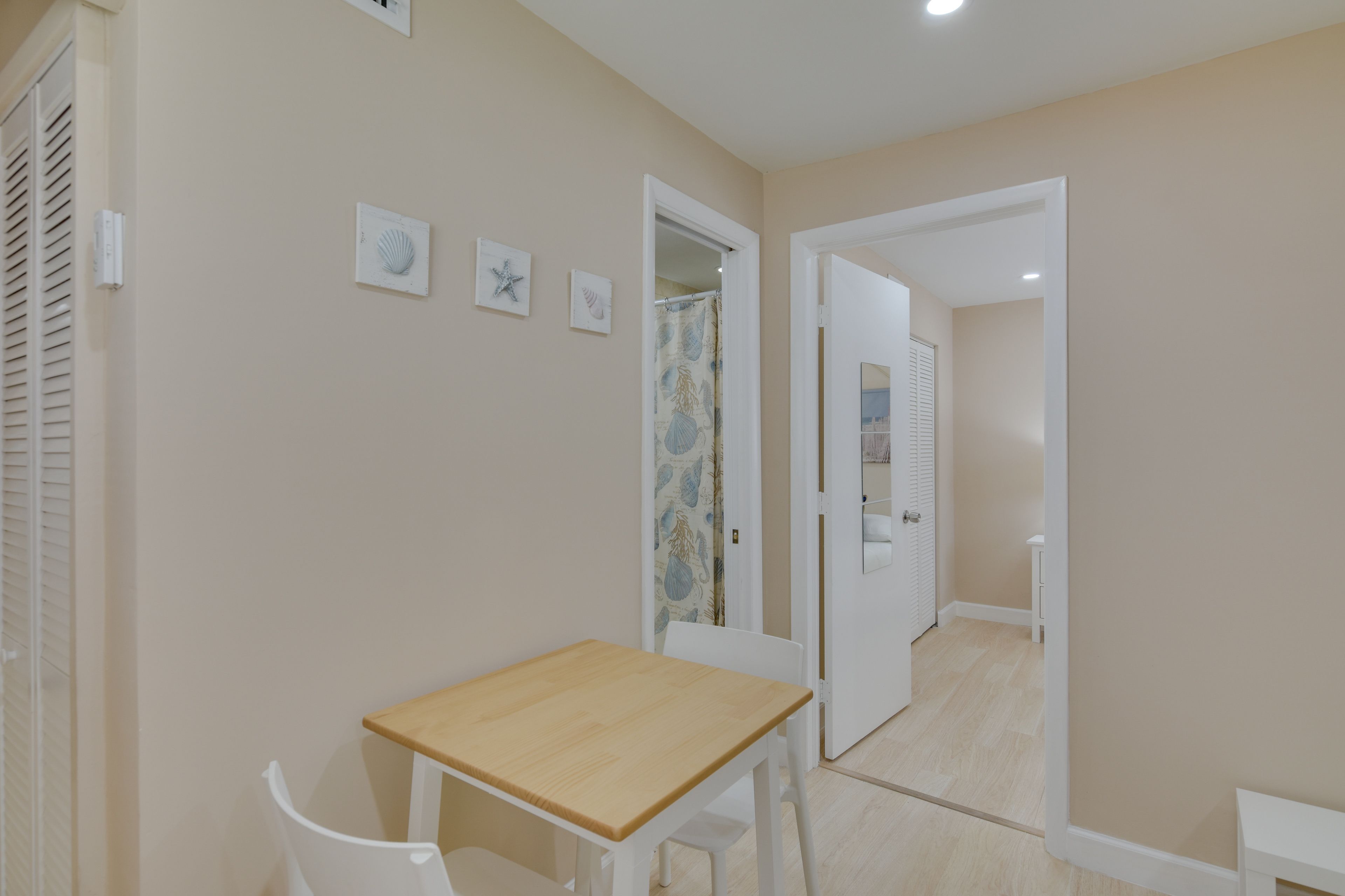 Dining Area | Dishes & Flatware Provided