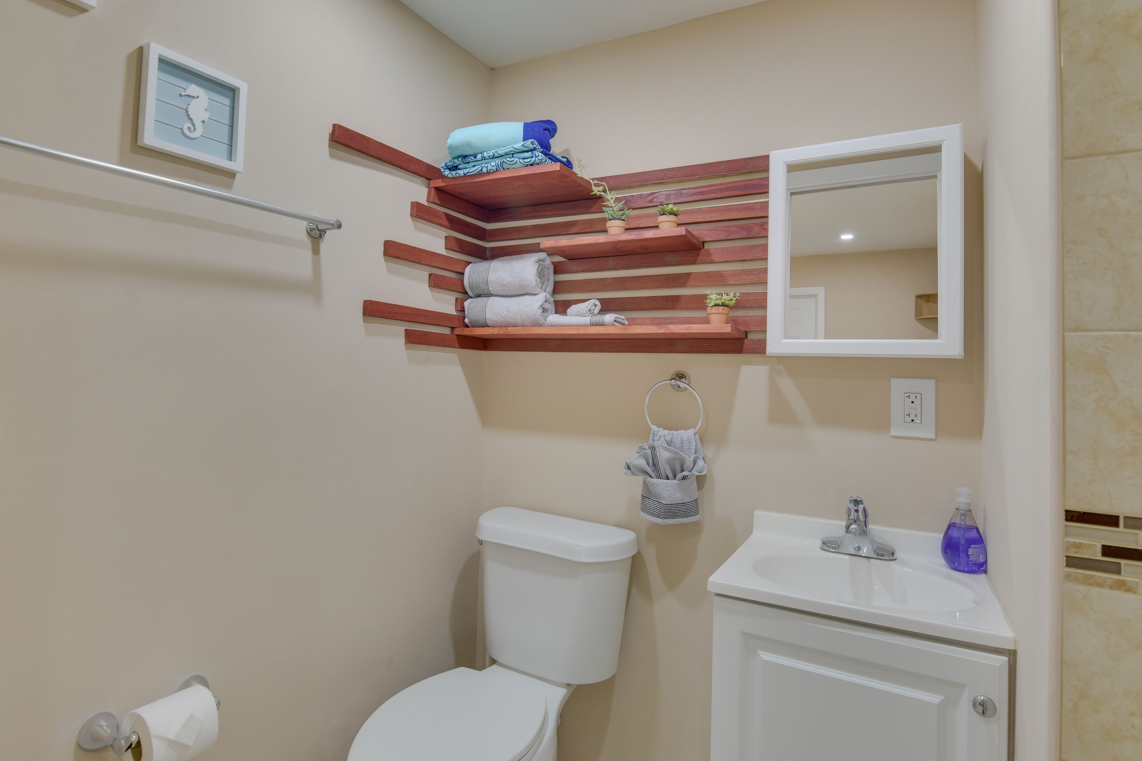 Full Bathroom | Hair Dryer | Towels Provided