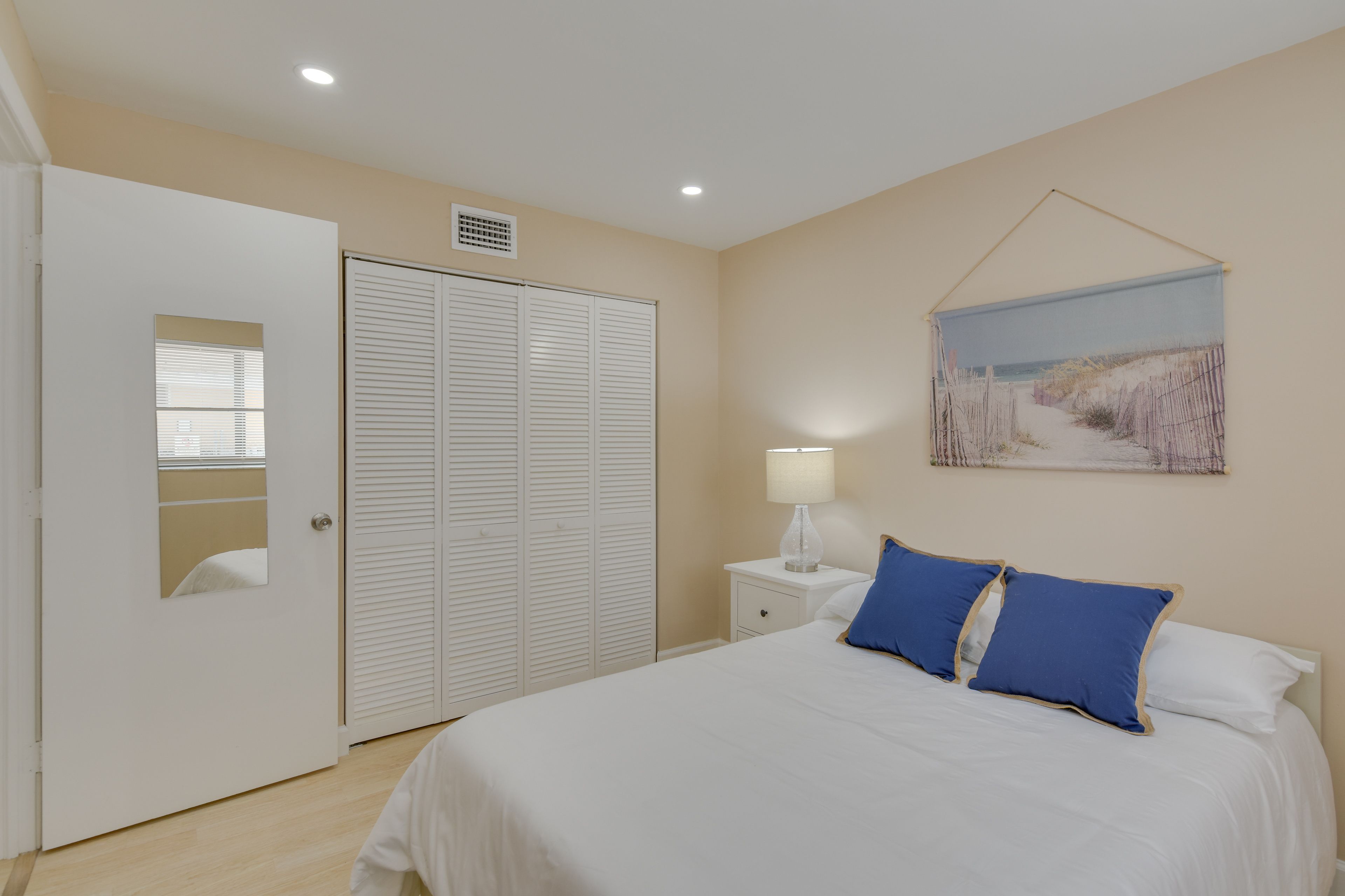 Bedroom | Full Bed | Linens Provided