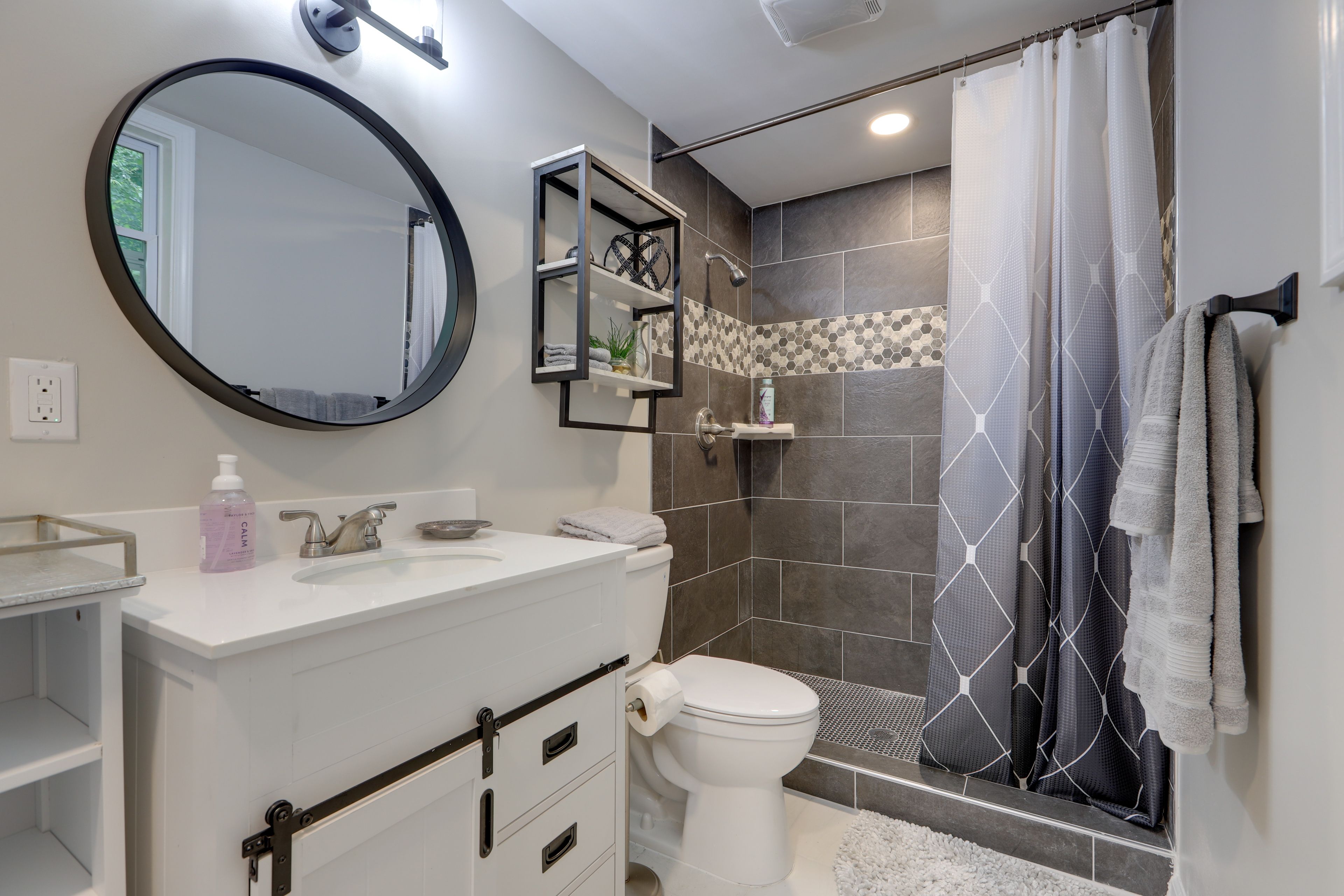 Full Bathroom | Complimentary Toiletries | Towels Provided