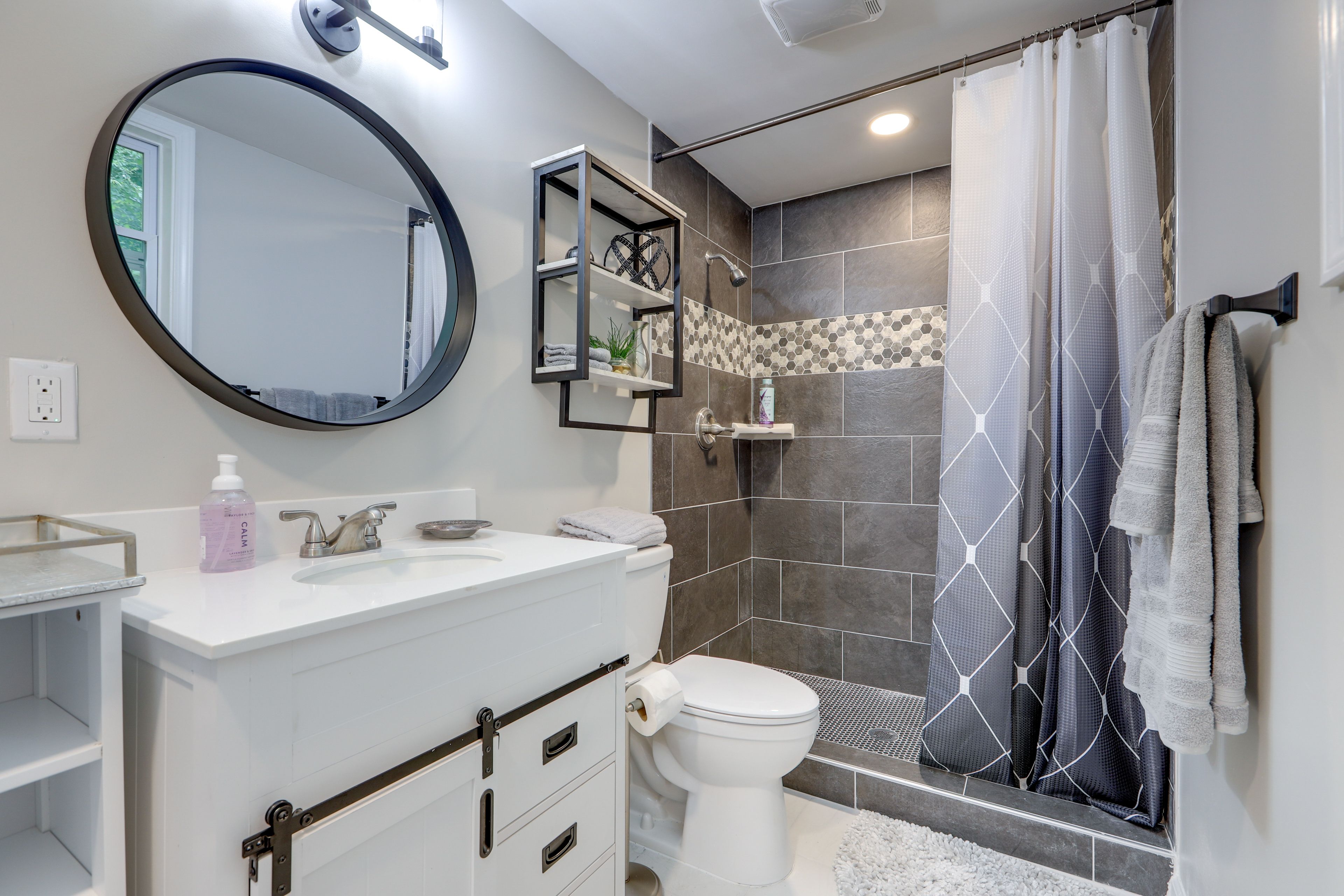 Full Bathroom | Complimentary Toiletries | Towels Provided
