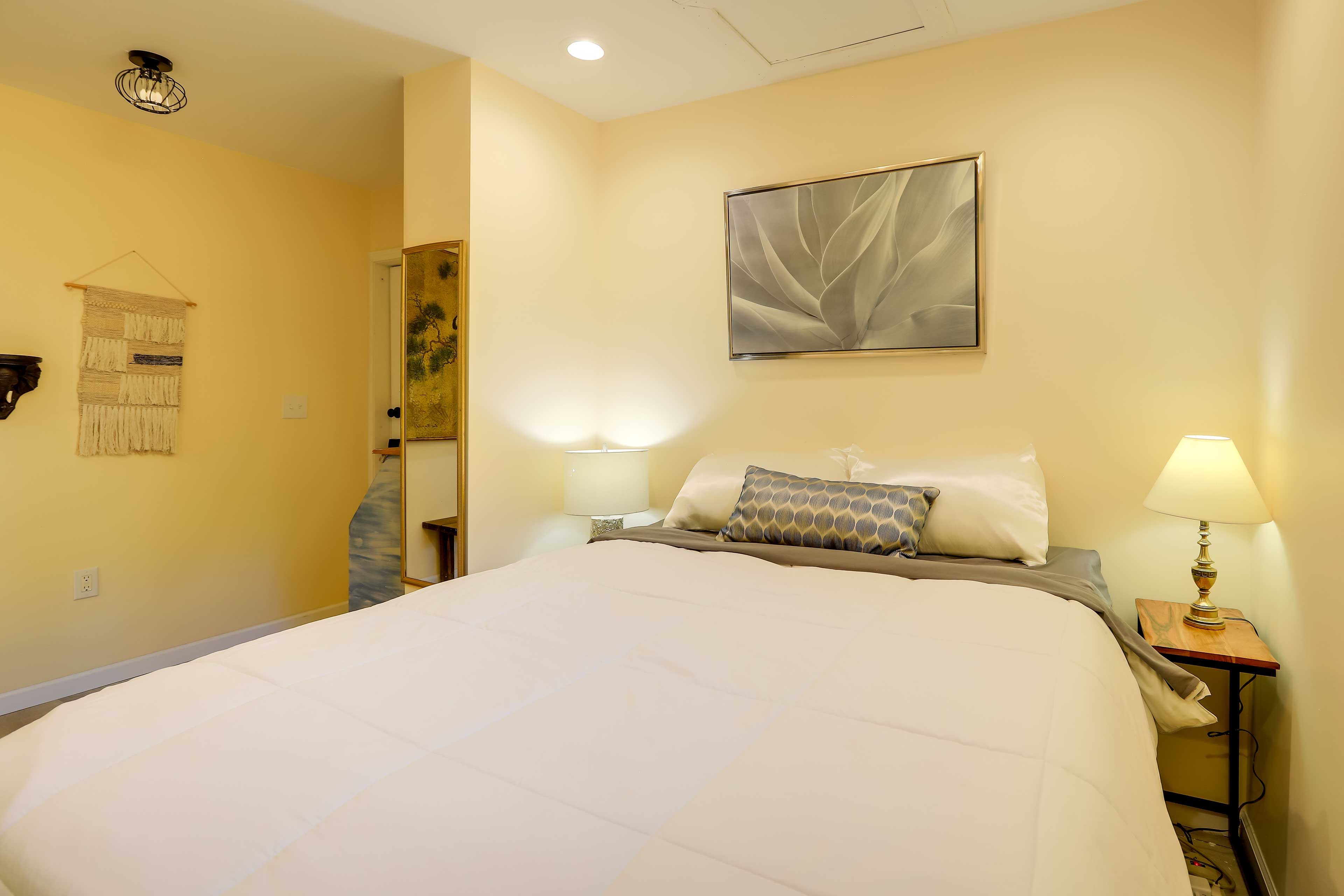 Studio | Queen Bed