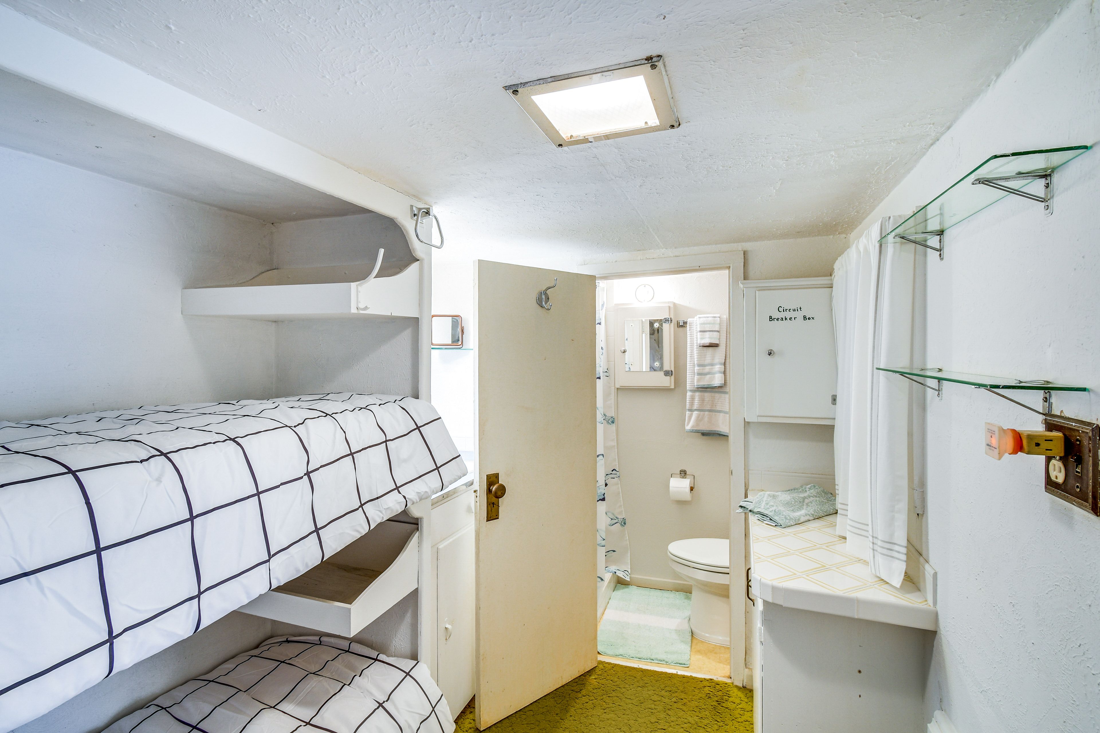 Full Bathroom | Complimentary Toiletries