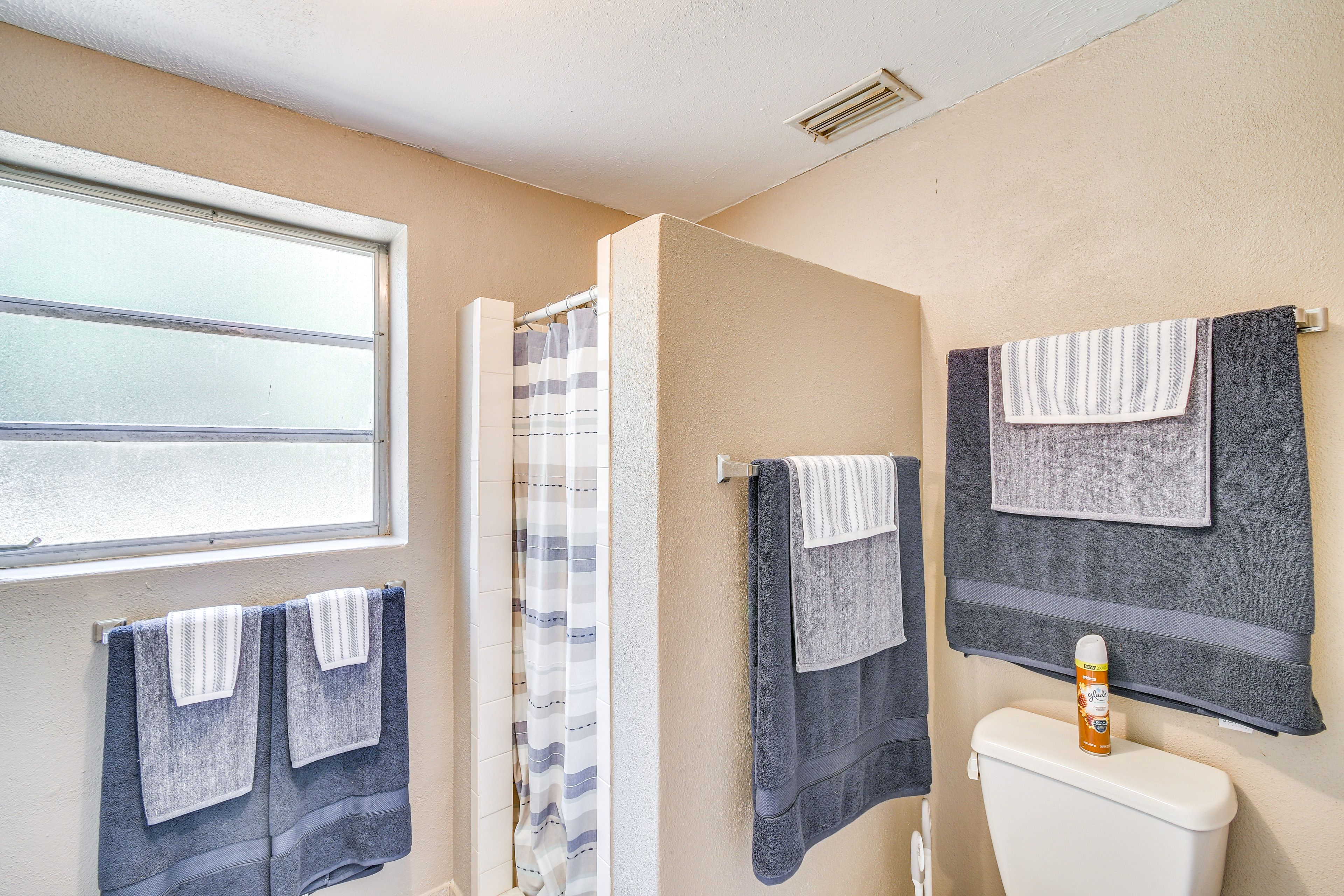 Full Bathroom | Towels Provided