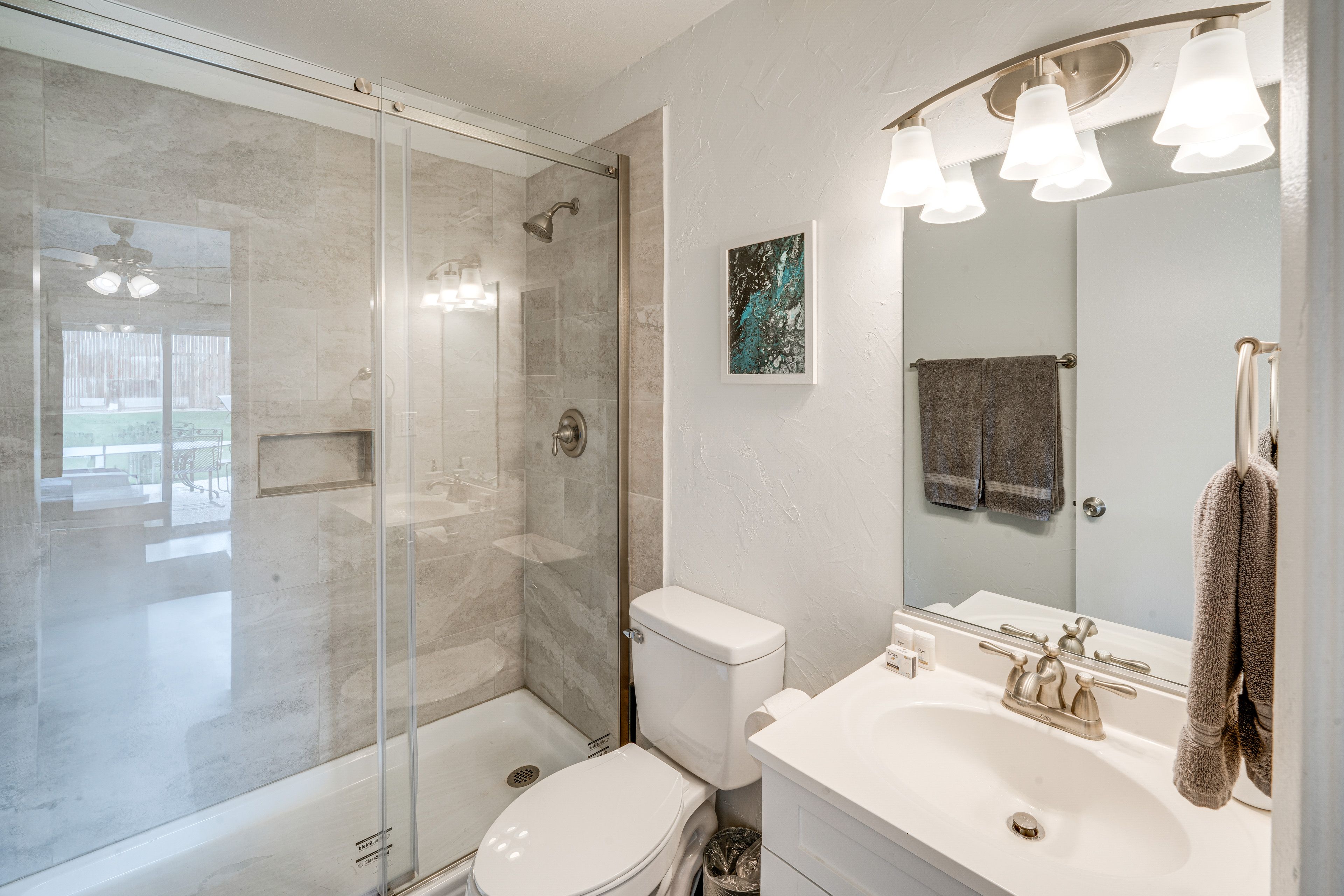 Full Bathroom | Towels Provided | Complimentary Toiletries