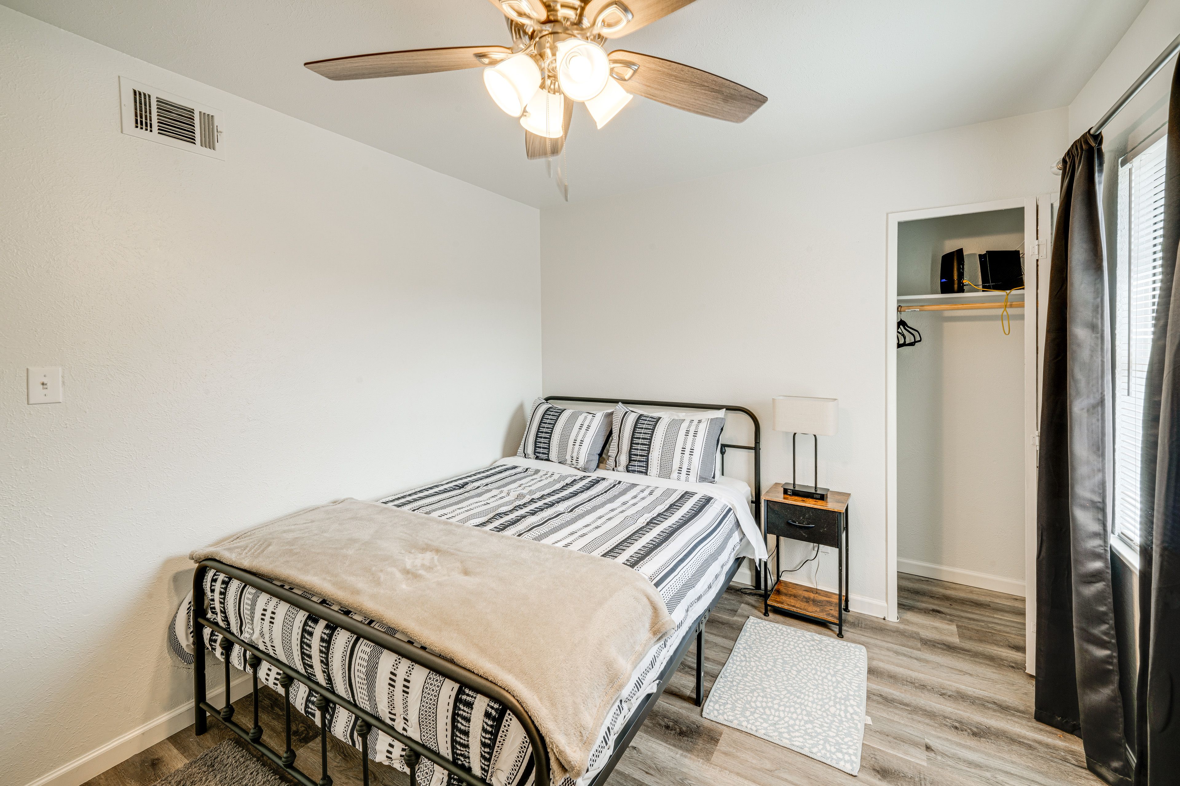 Bedroom 2 | Queen Bed