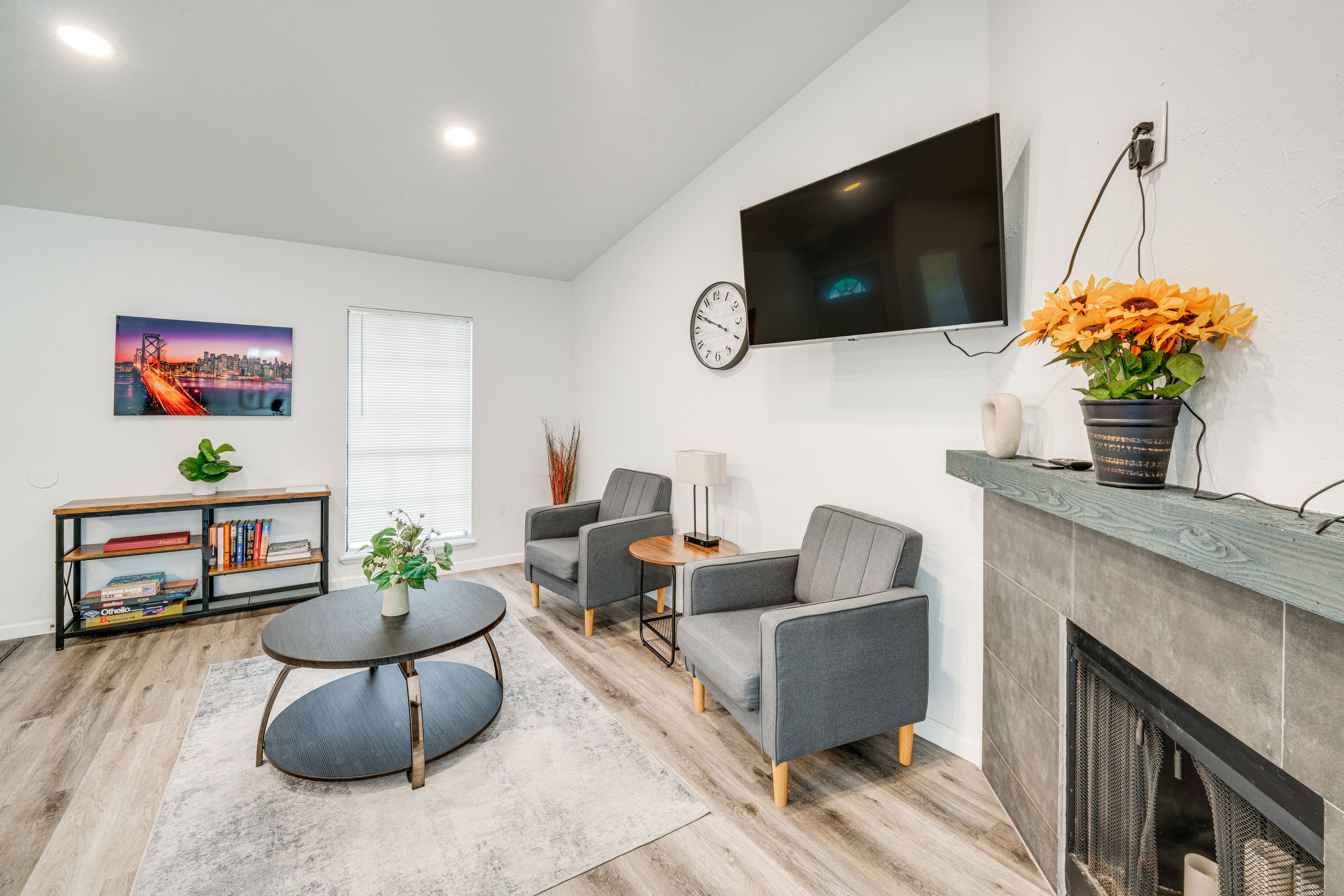Living Room | Smart TV | Board Games