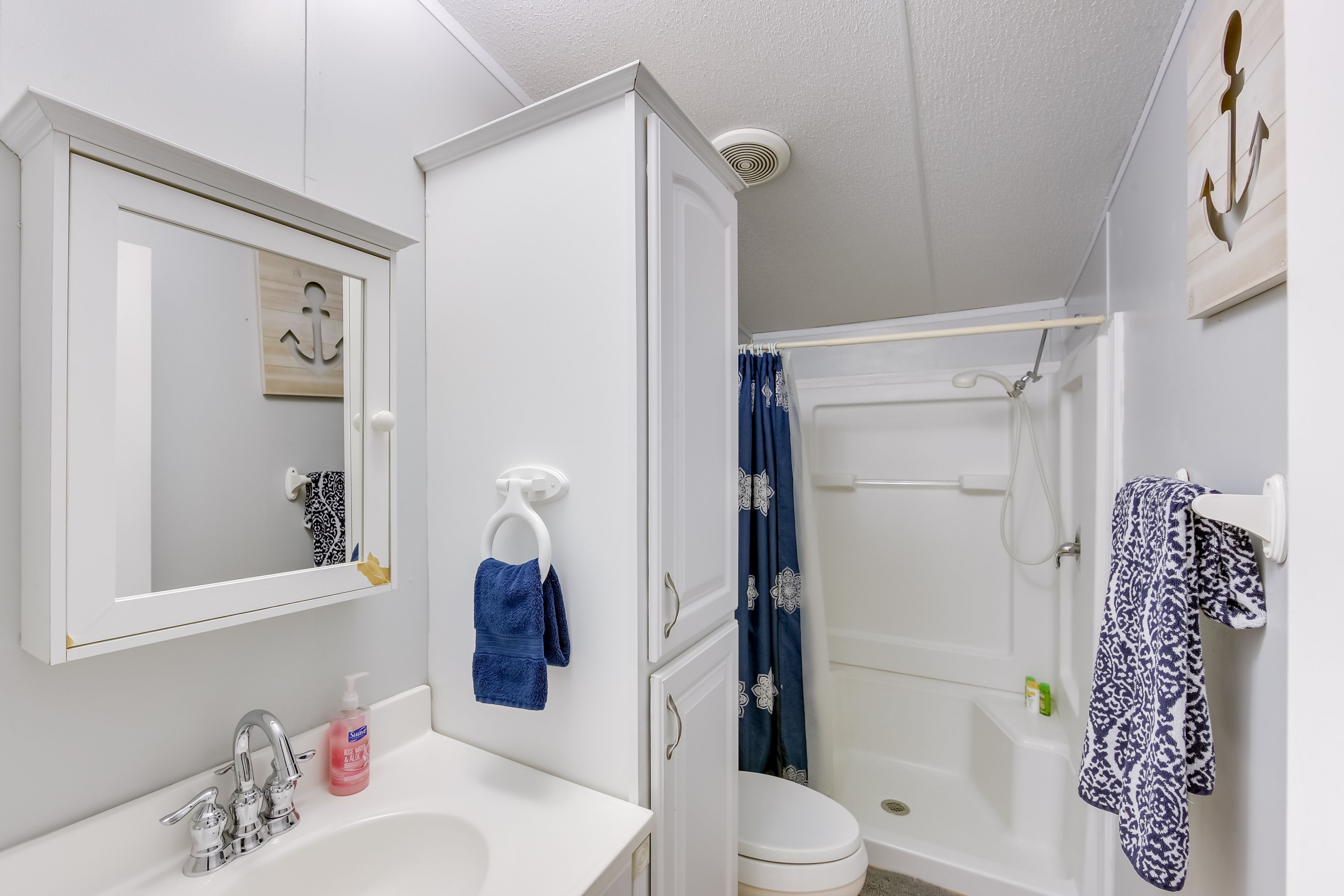 Full Bathroom | Towels Provided