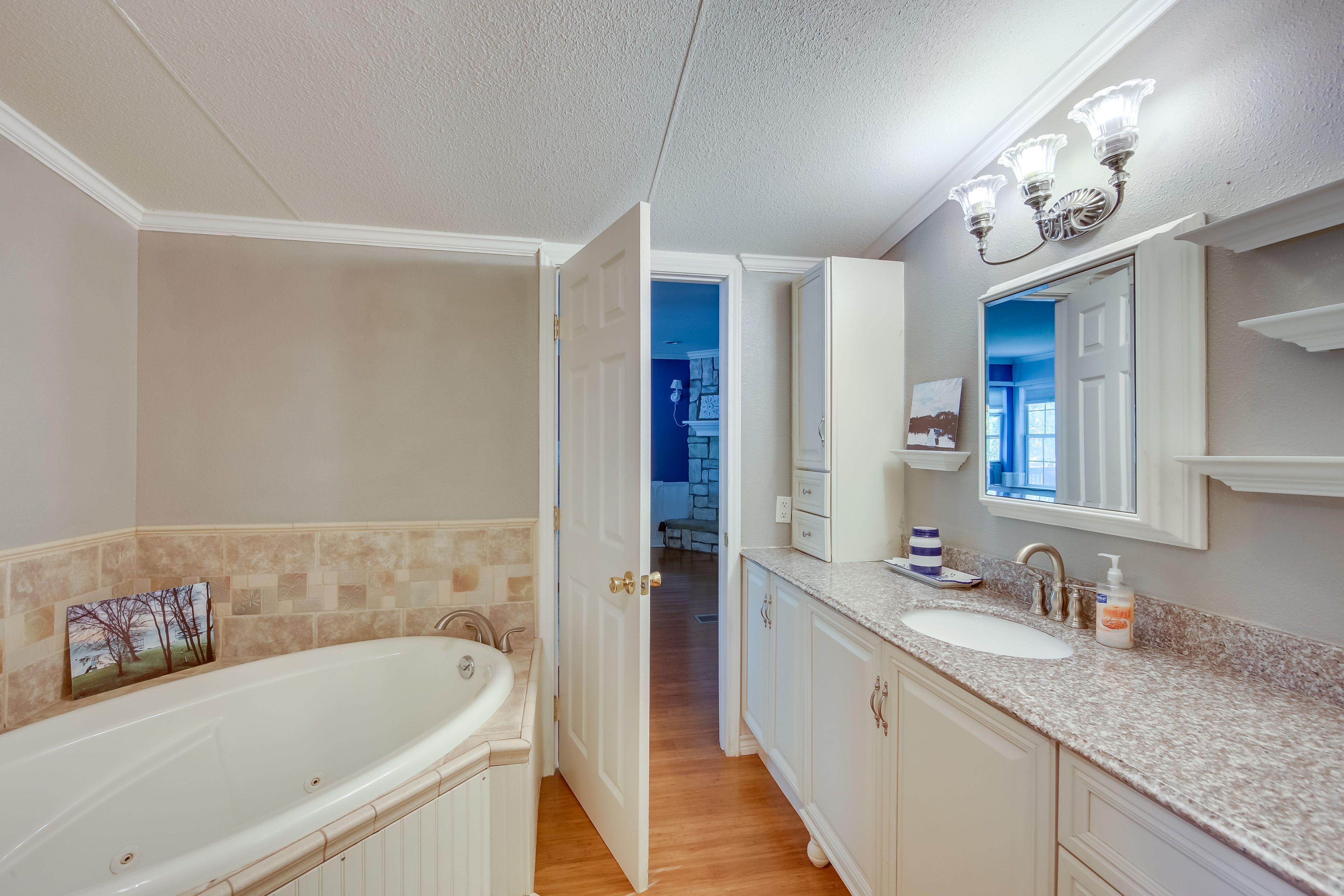 En-Suite Bathroom | Jetted Tub | Complimentary Toiletries | Hair Dryer