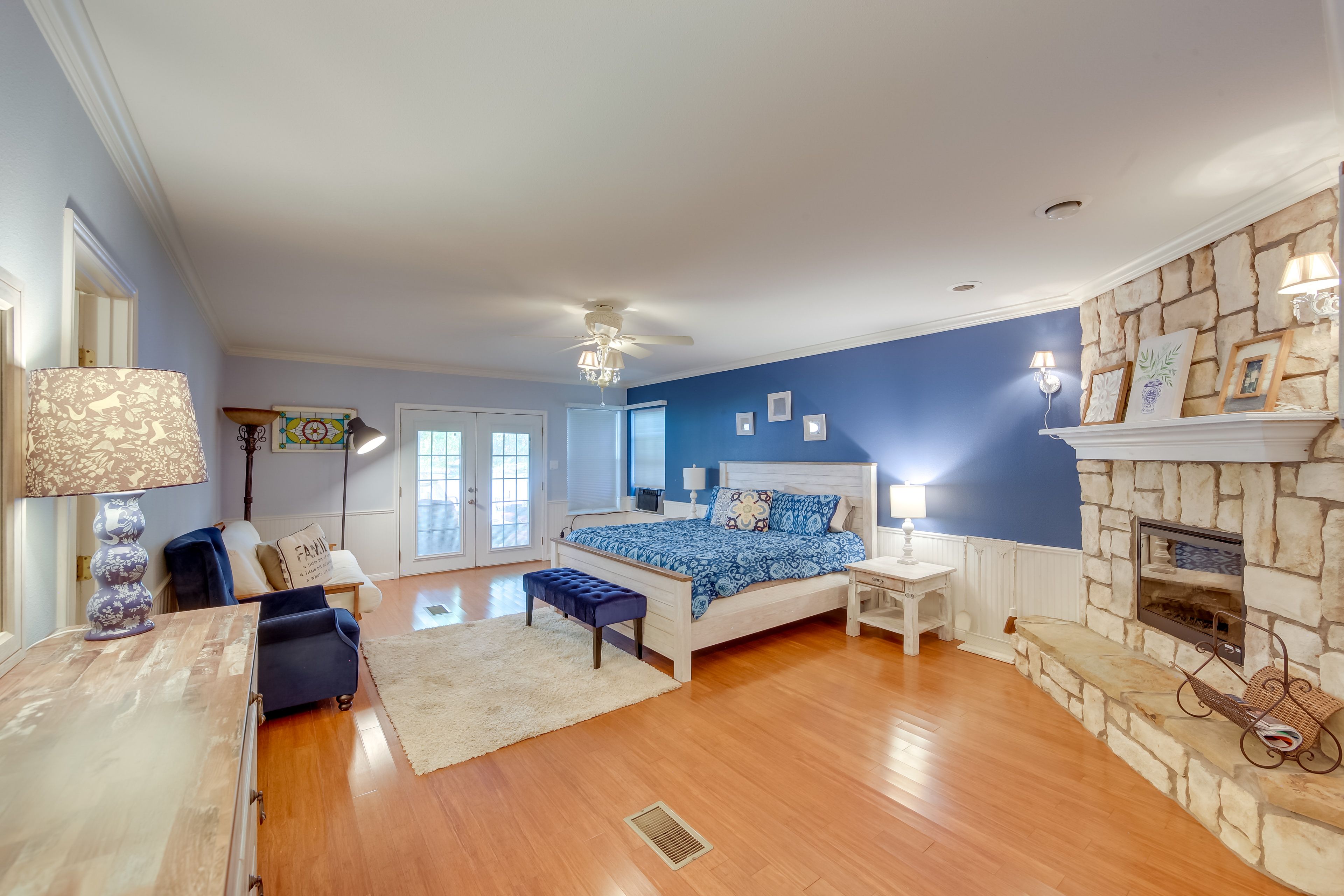 Bedroom Suite | King Bed | Futon | En-Suite Bathroom | Fireplace