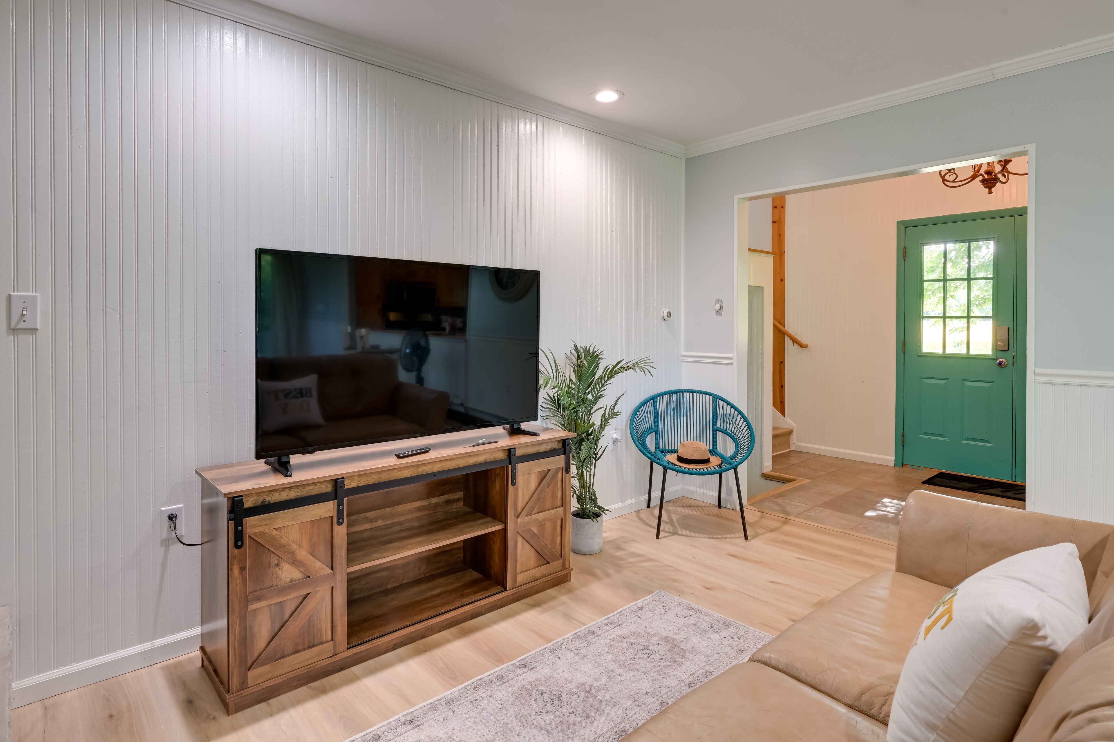 Living Room | Free WiFi | Smart TV | No A/C | Decorative Fireplace