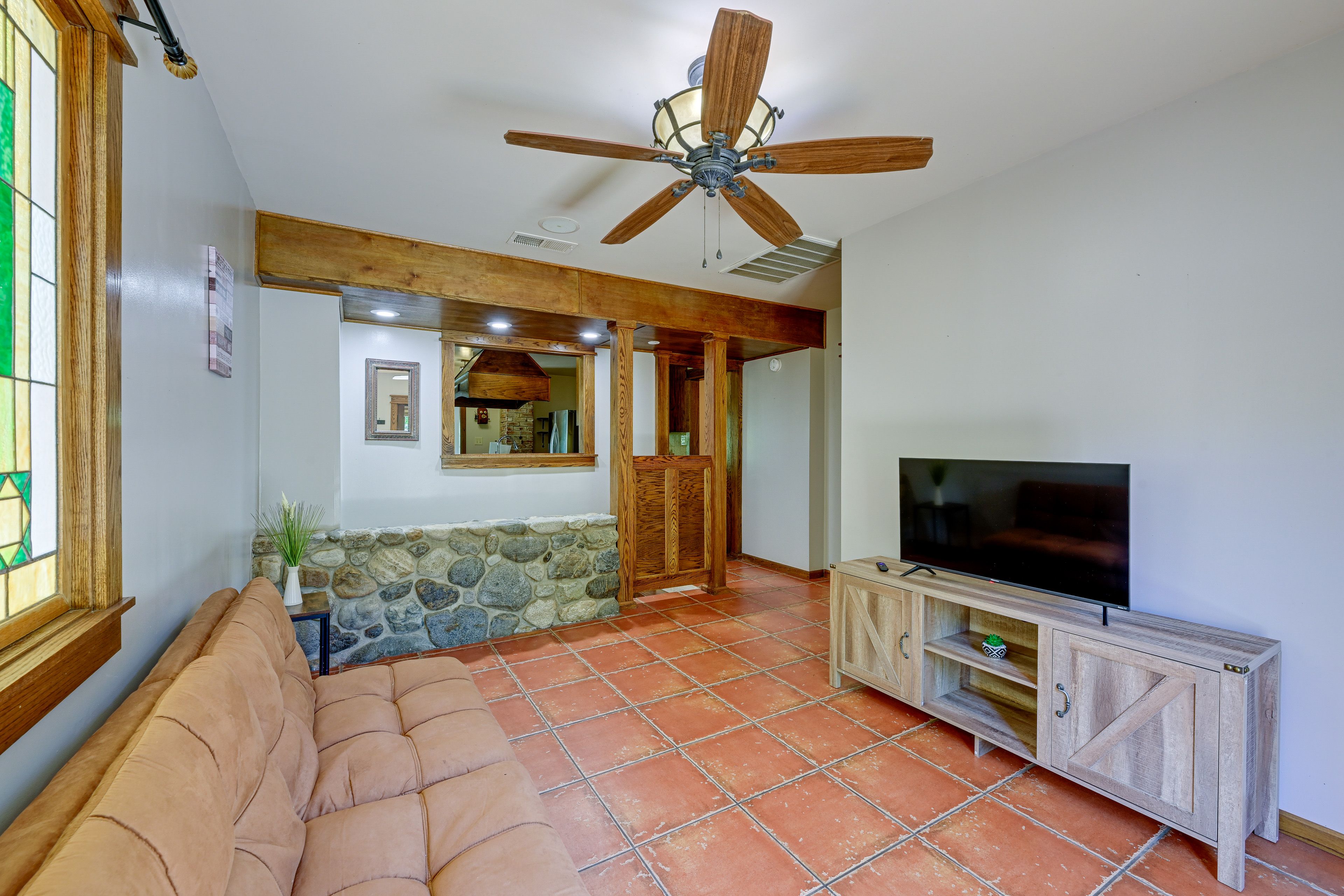 Den | Full Futon | Smart TV