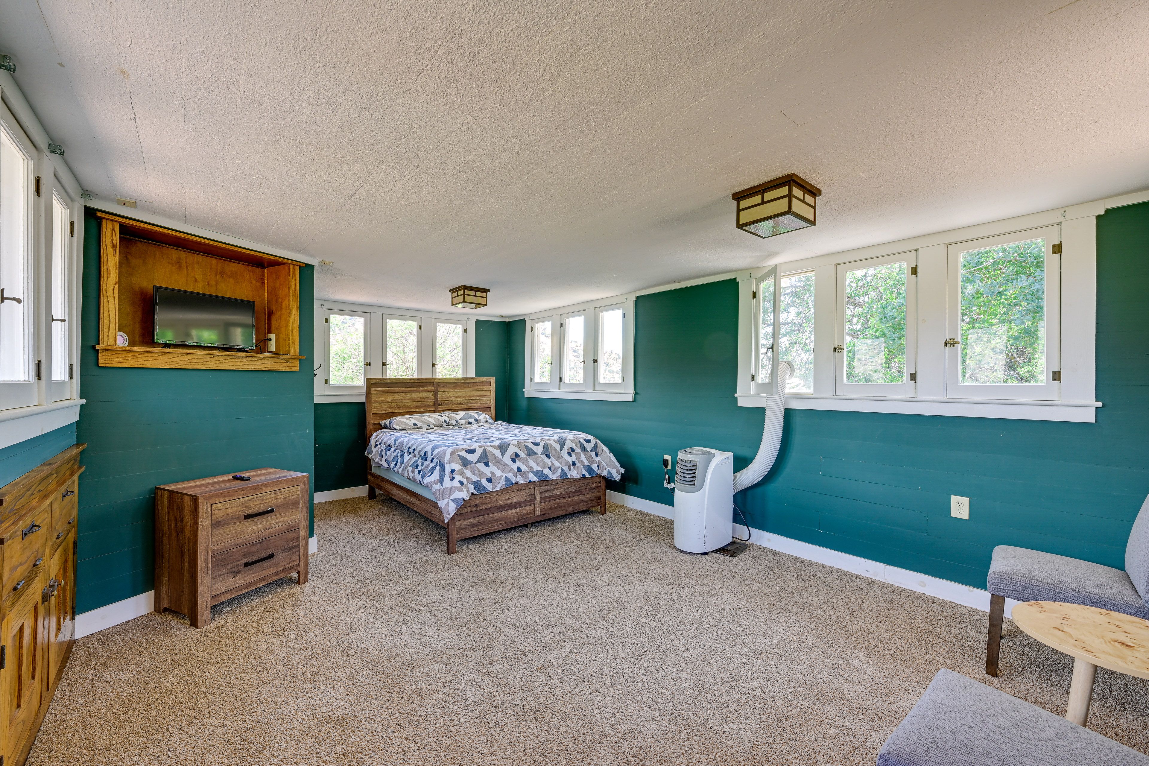 Bedroom 1 | Queen Bed | Smart TV | 2nd Floor