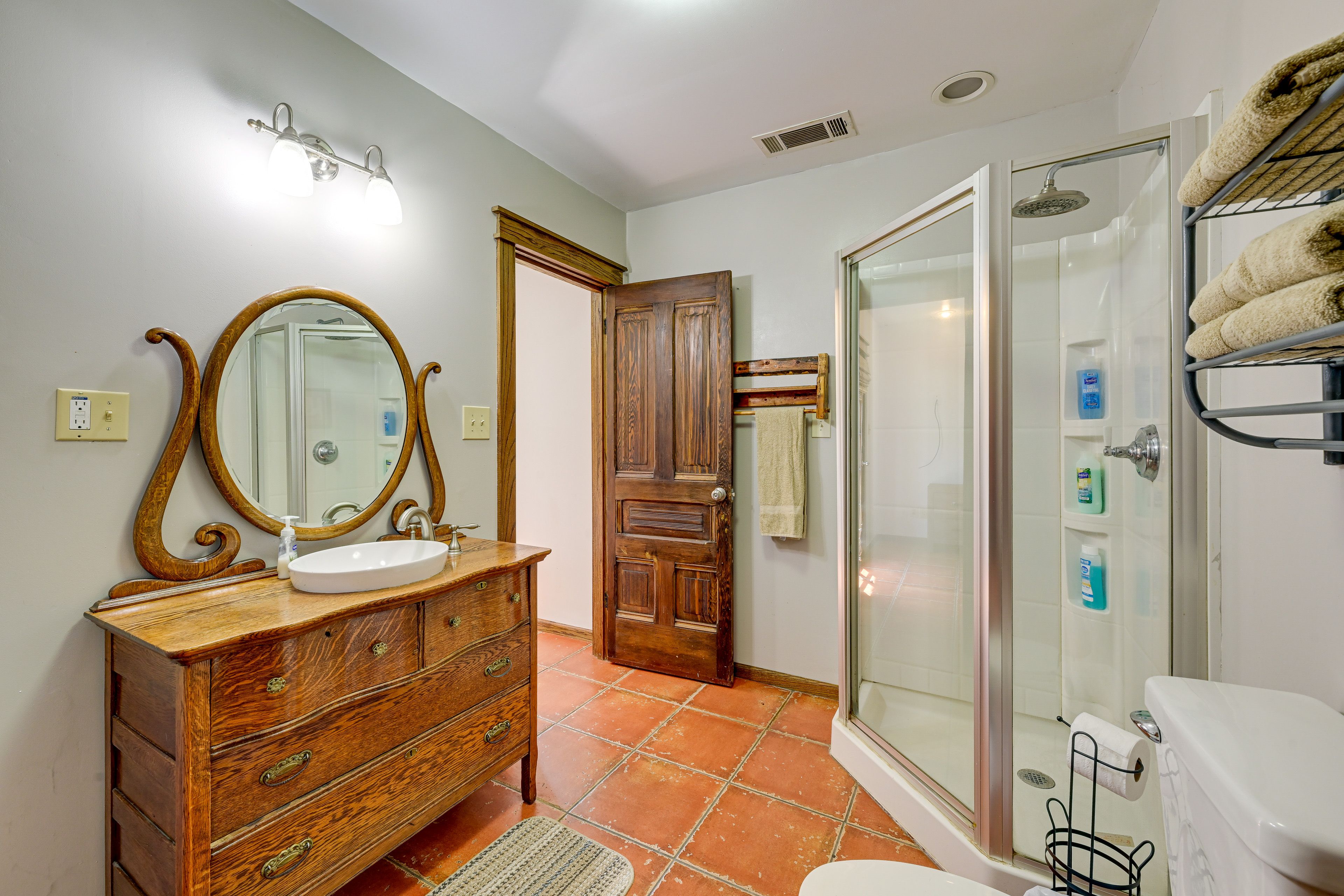 Full Bathroom | Complimentary Toiletries | 1st Floor