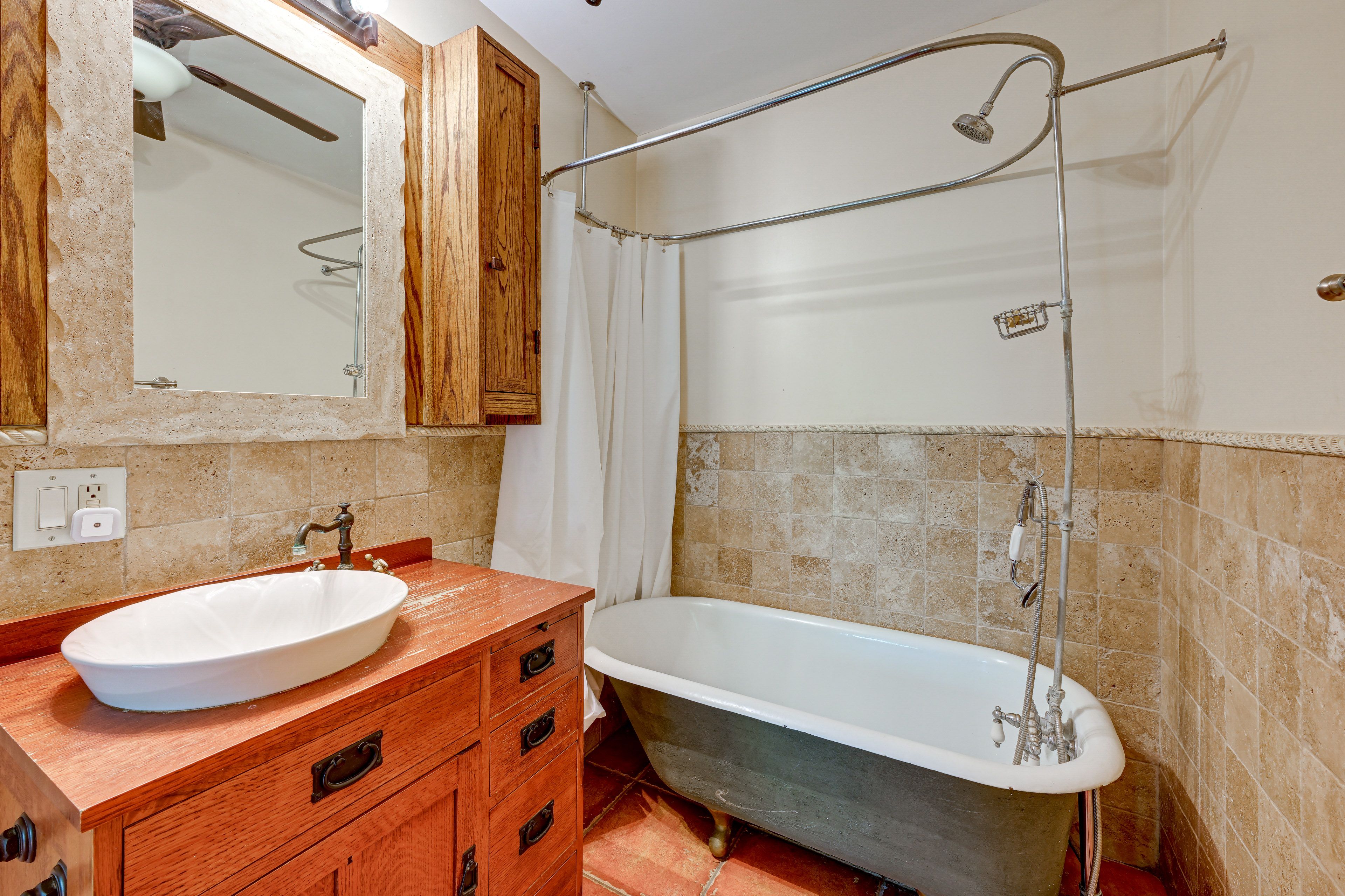 Full Bathroom | Complimentary Toiletries | 1st Floor