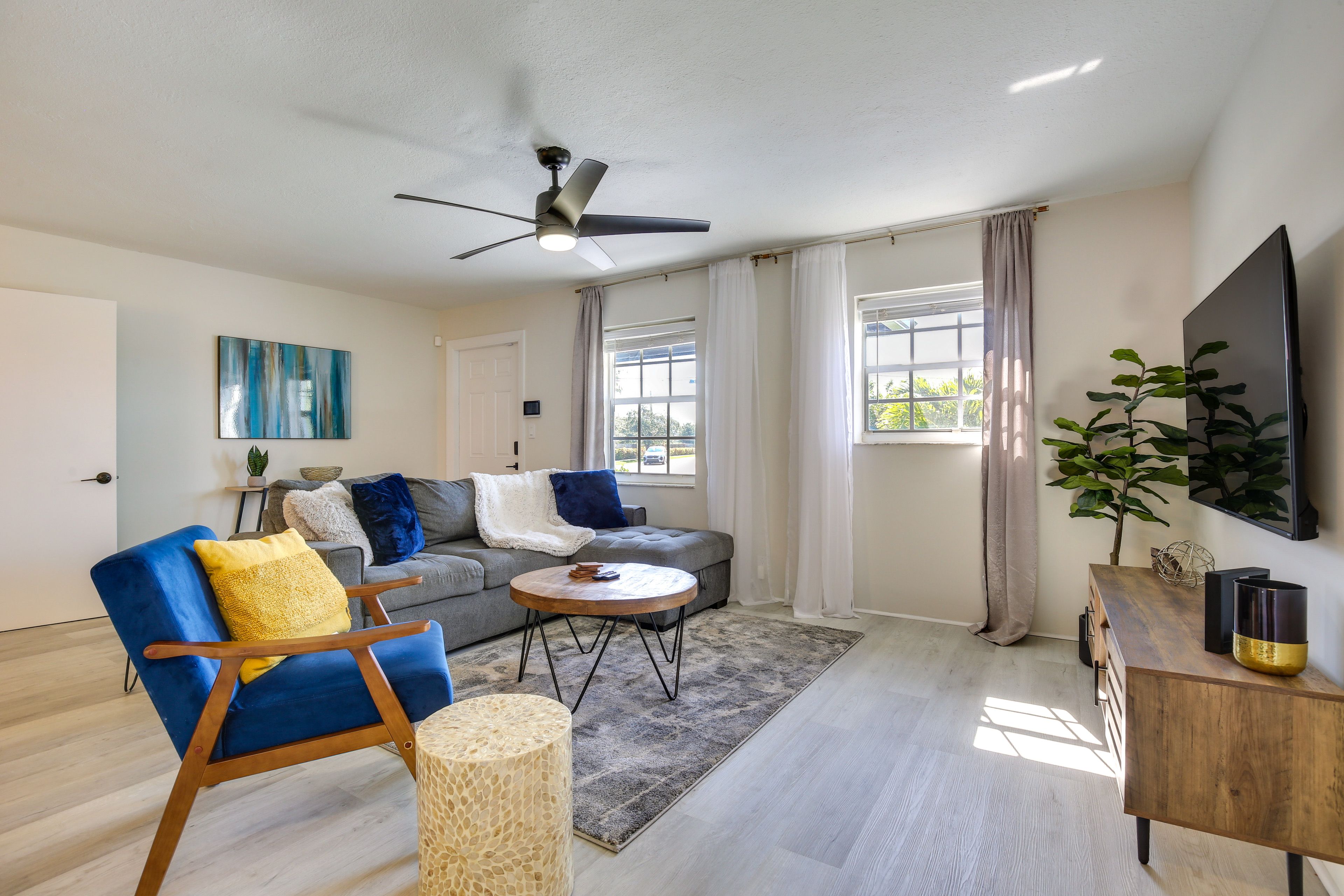 Living Room | Central A/C & Heat | Smart TV | Free WiFi