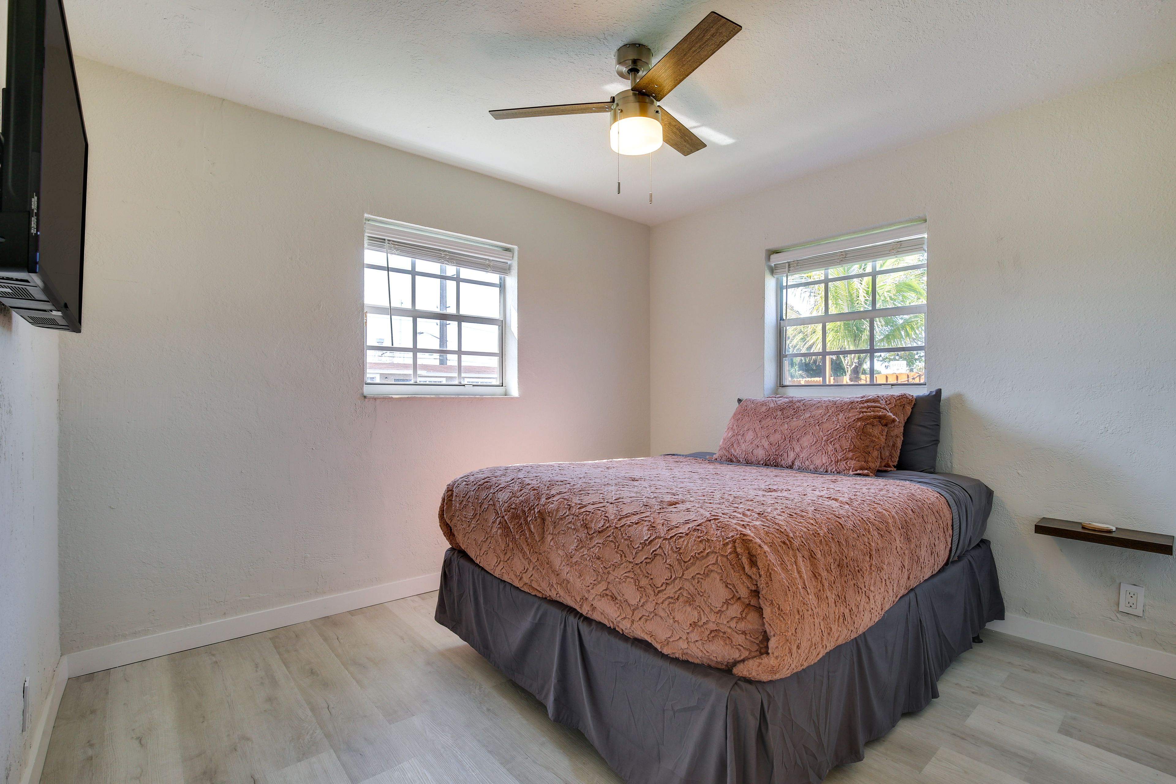 Bedroom 2 | Queen Bed | Smart TV