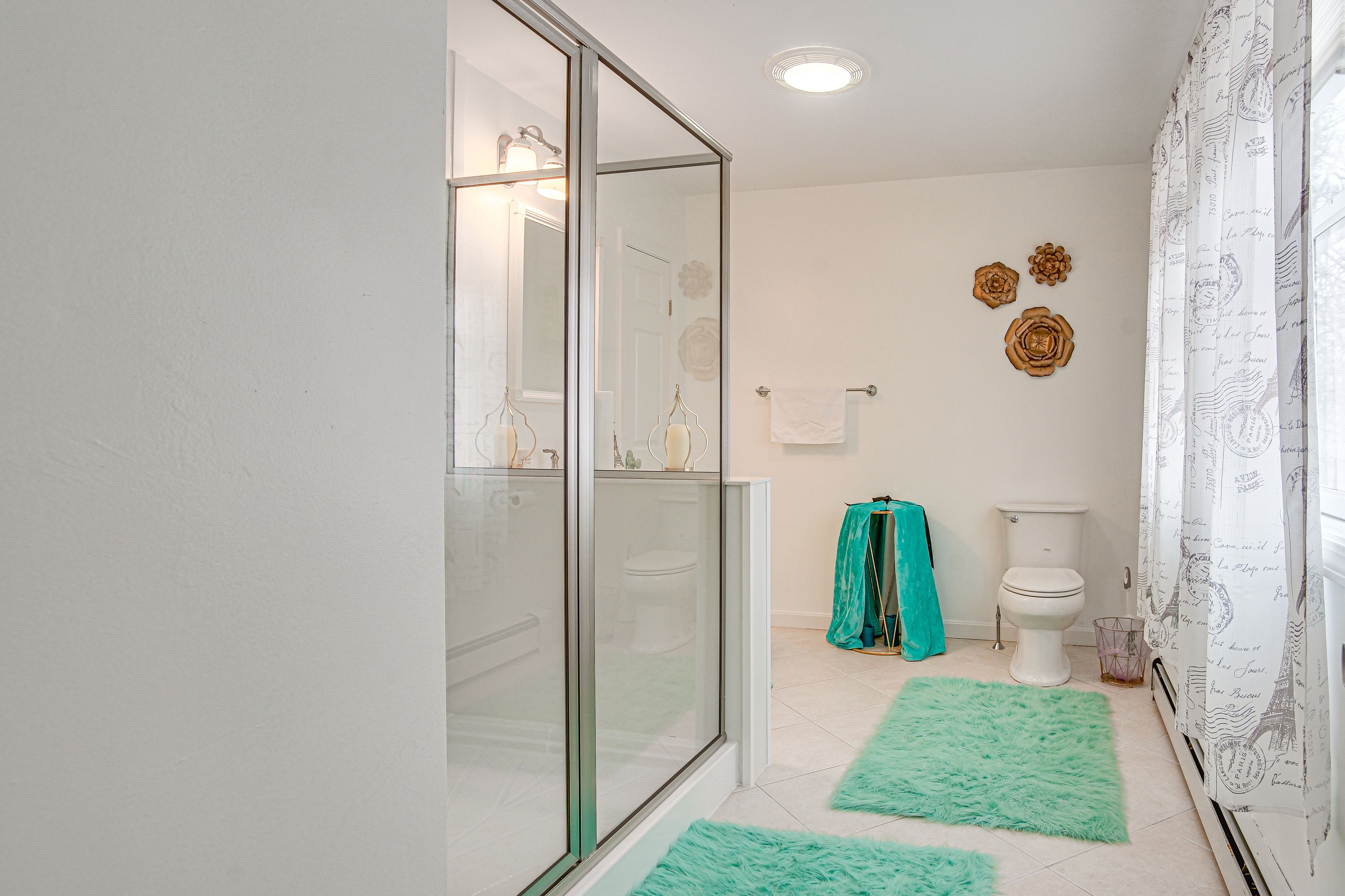 En-Suite Bathroom | Upper Level | Complimentary Toiletries | Hair Dryer
