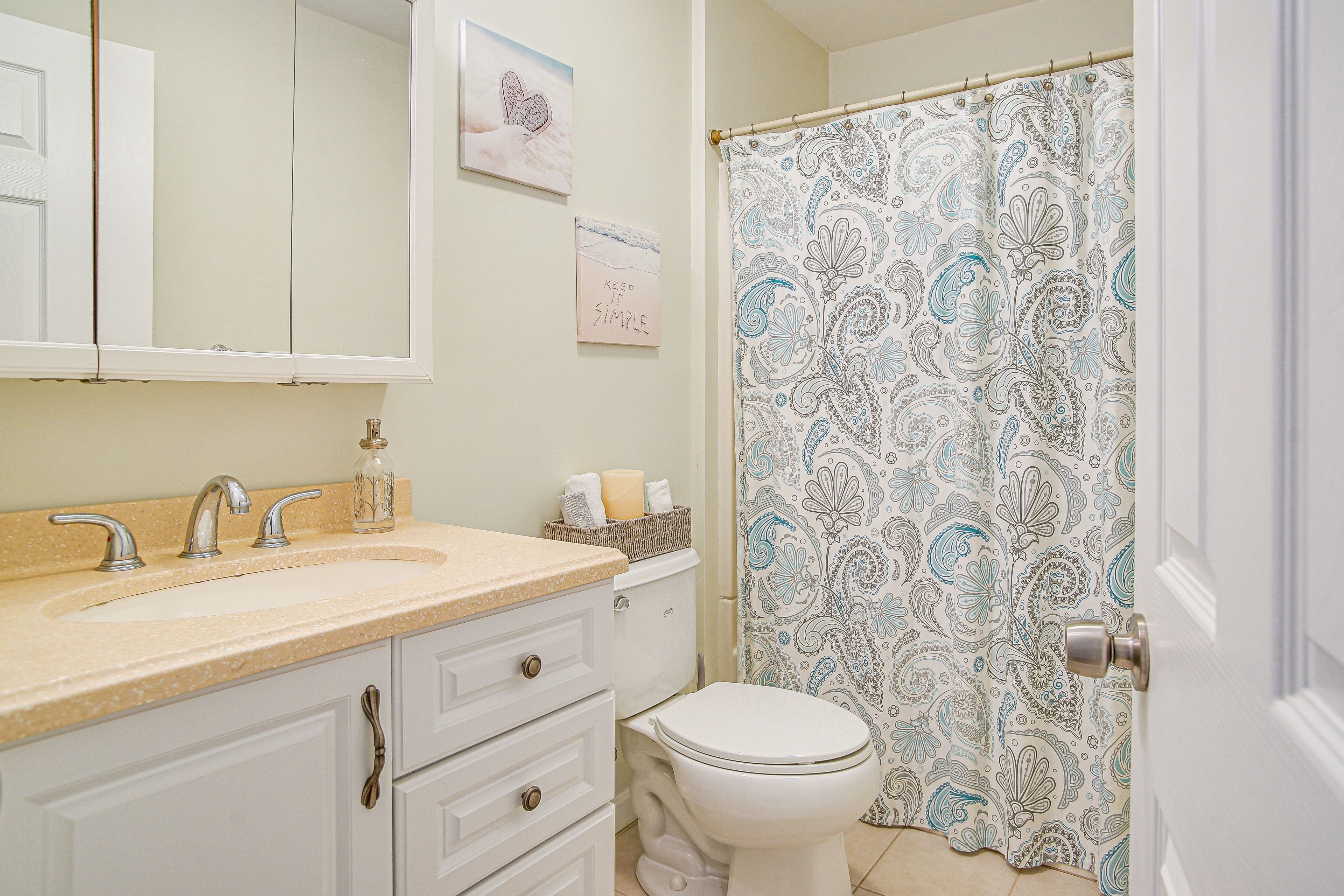 Full Bathroom | Upper Level | Towels Provided
