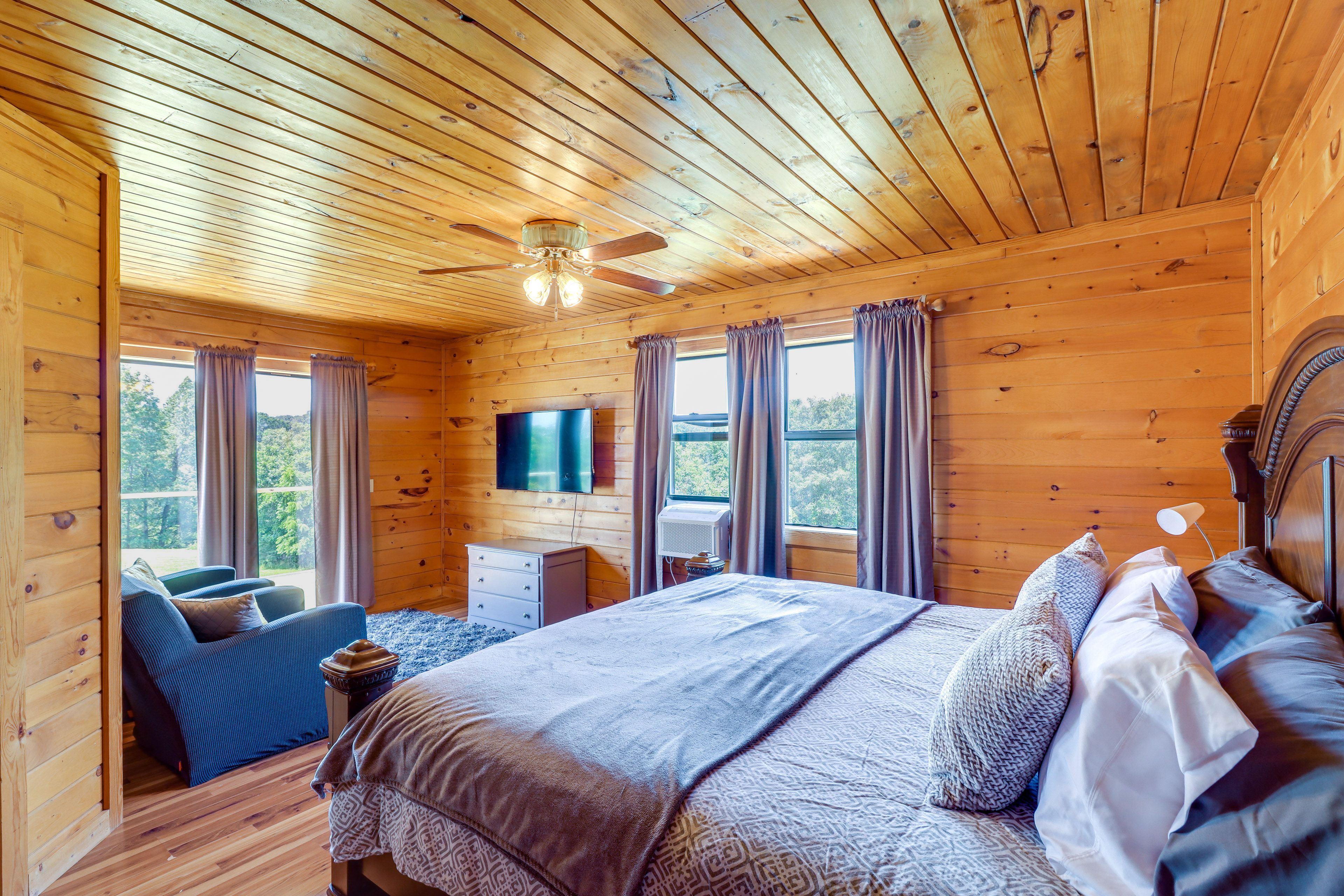 Bedroom 1 | King Bed | Smart TV