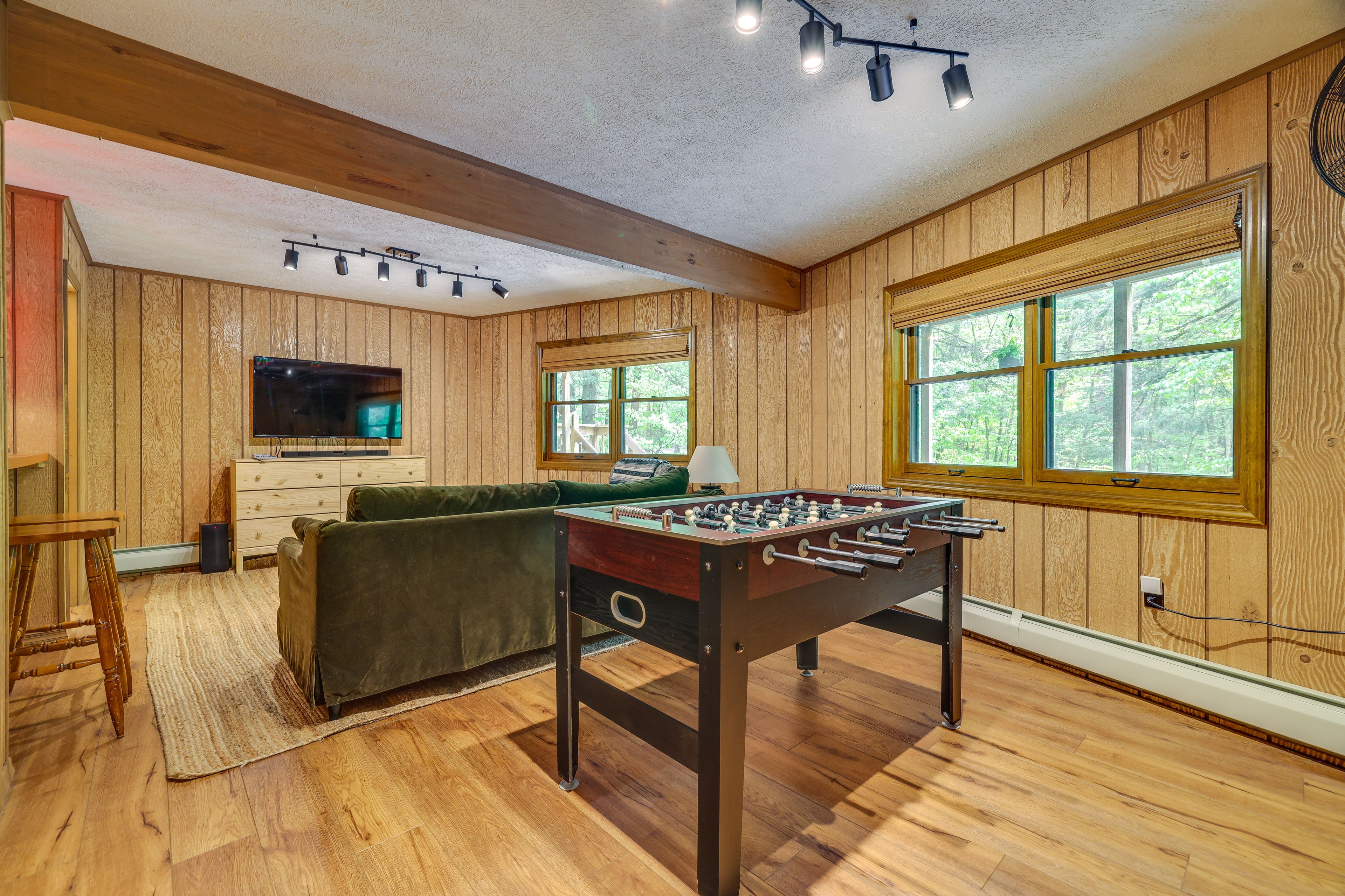 Den | Foosball Table | Smart TV | Bar Area