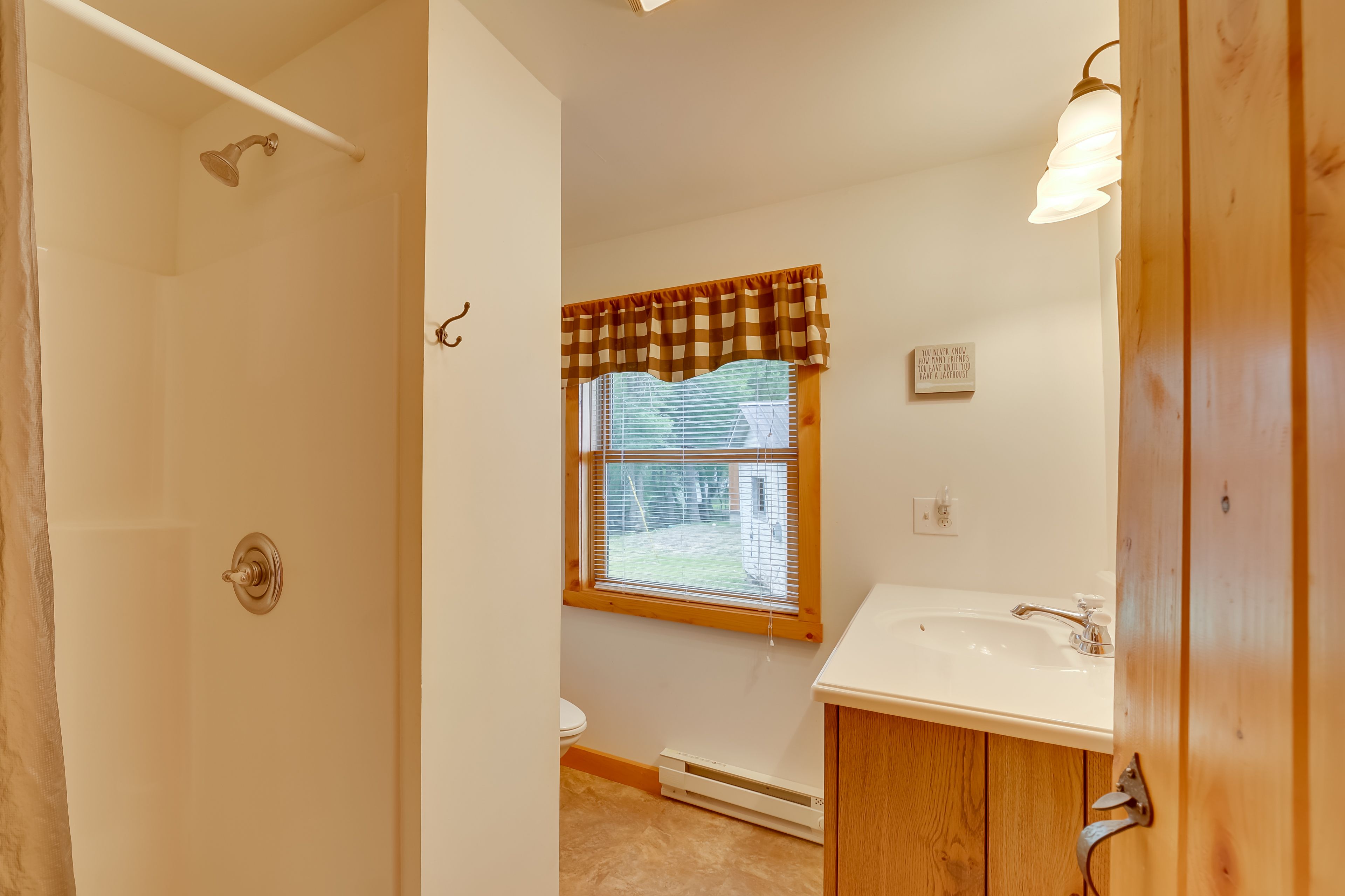 Full Bathroom | 1st Floor | Towels Provided
