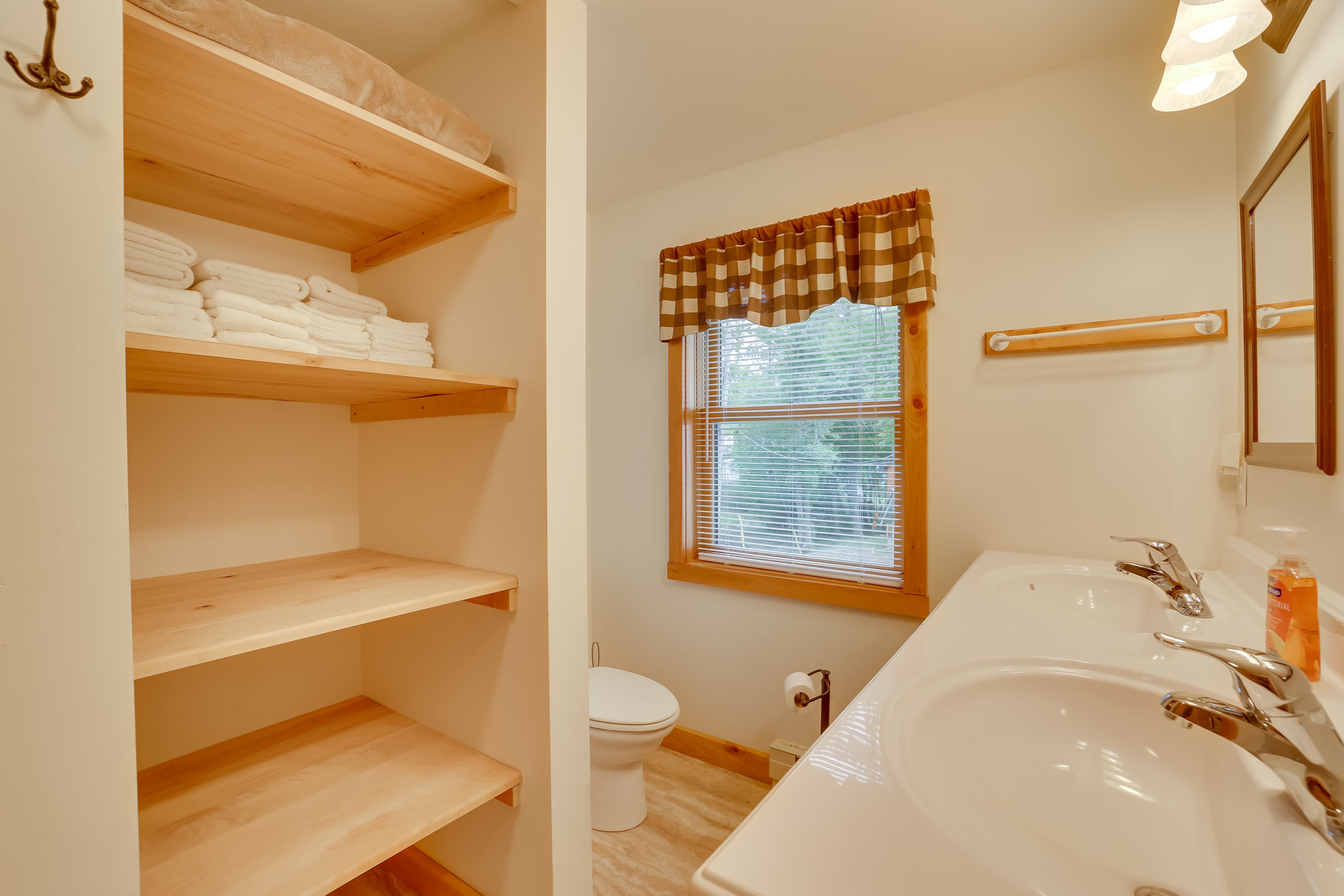 Full Bathroom | 2nd Floor