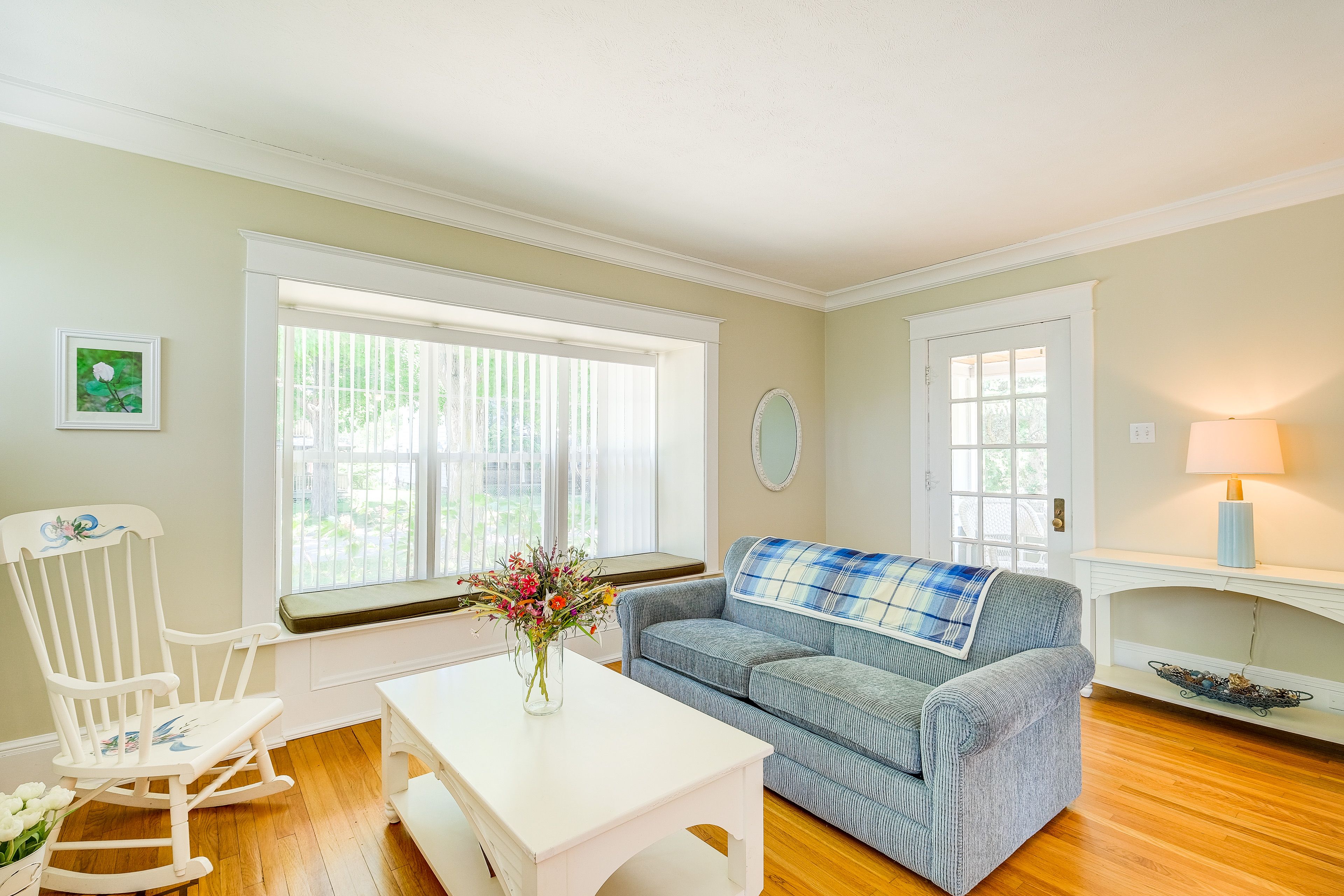 Additional Living Area | Fireplace (Decorative) | Ceiling Fans | Books