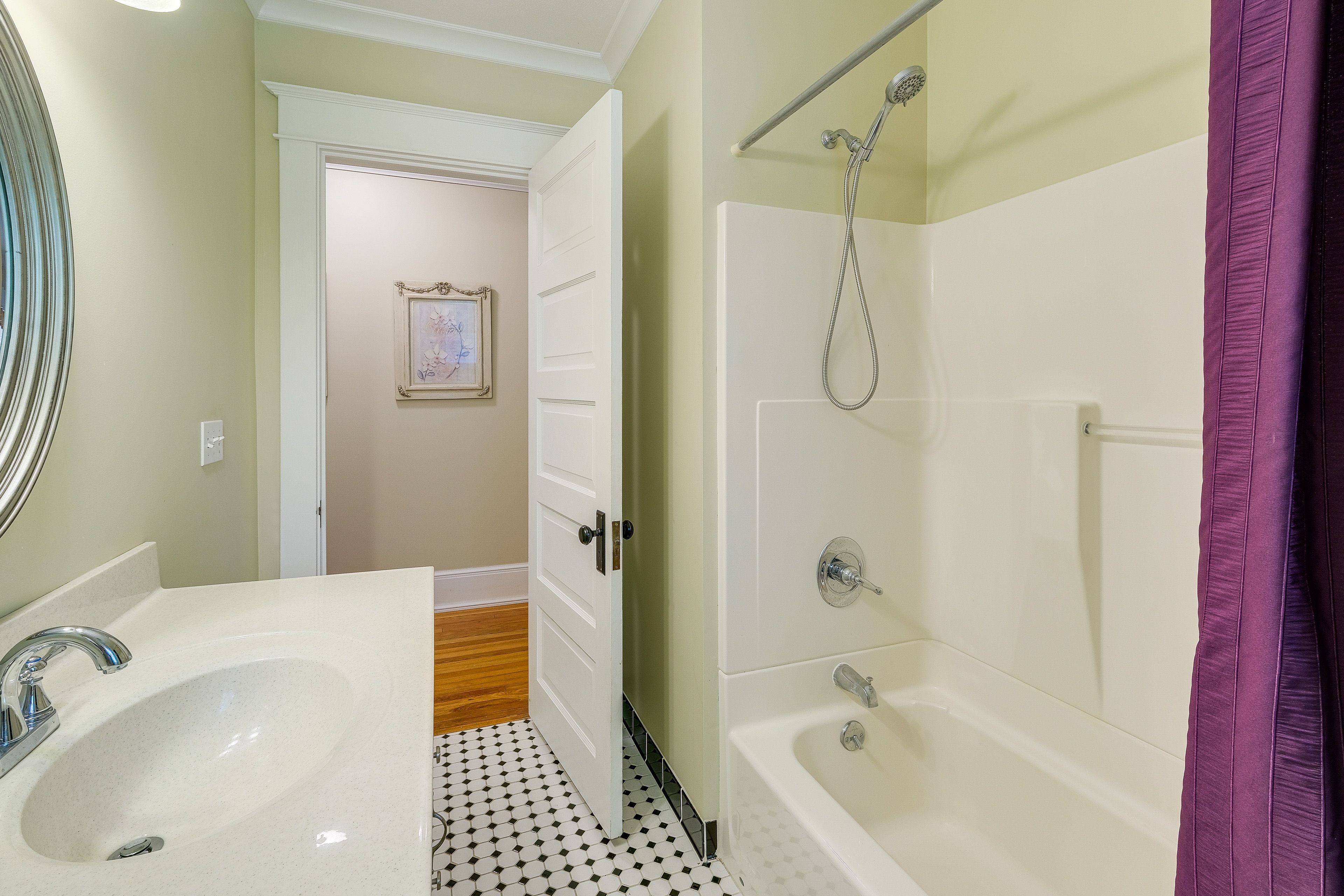 Full Bathroom | Shower/Tub Combo | Complimentary Toiletries | Hair Dryer