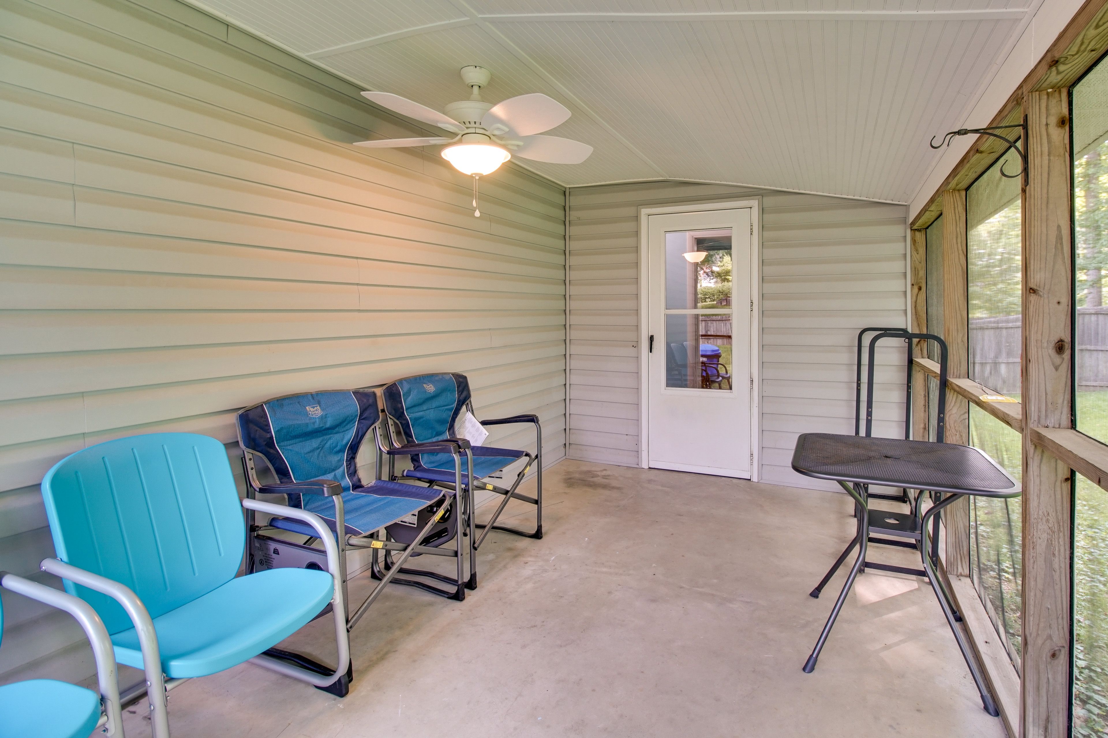 Screened-In Patio | Outdoor Seating