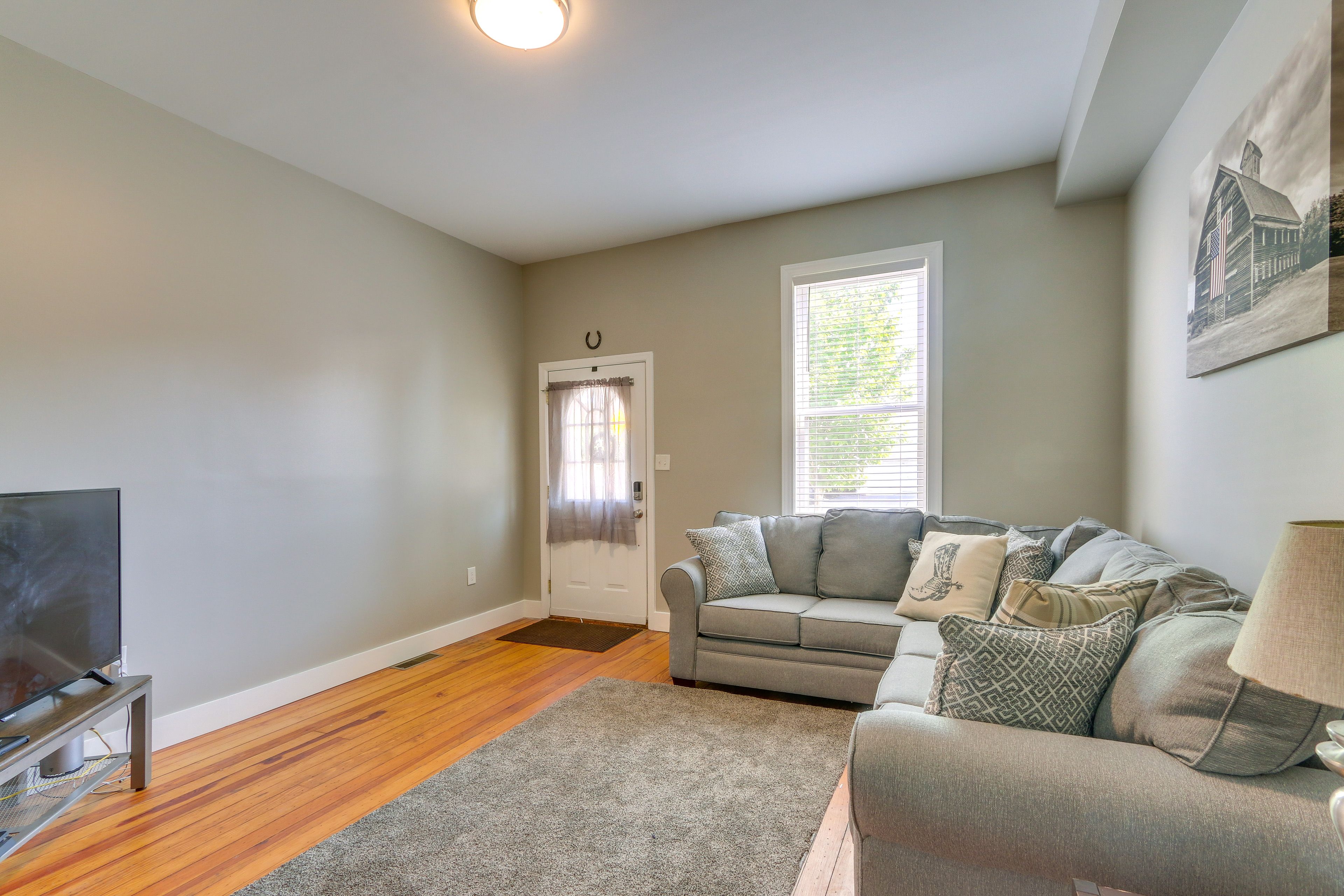 Living Room | Flat-Screen TV | Central Heating & A/C | Books | Board Games