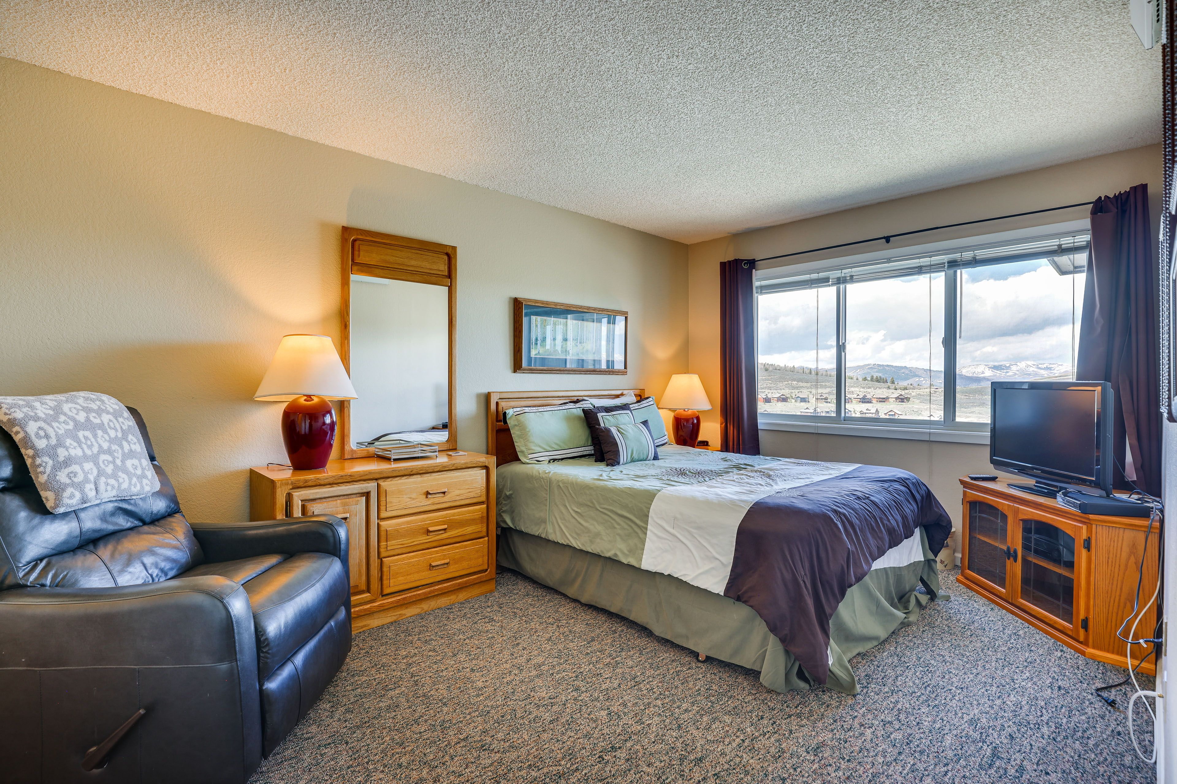 Bedroom 1 | Queen Bed | Linens & Towels | Smart TV | En-Suite Bathroom