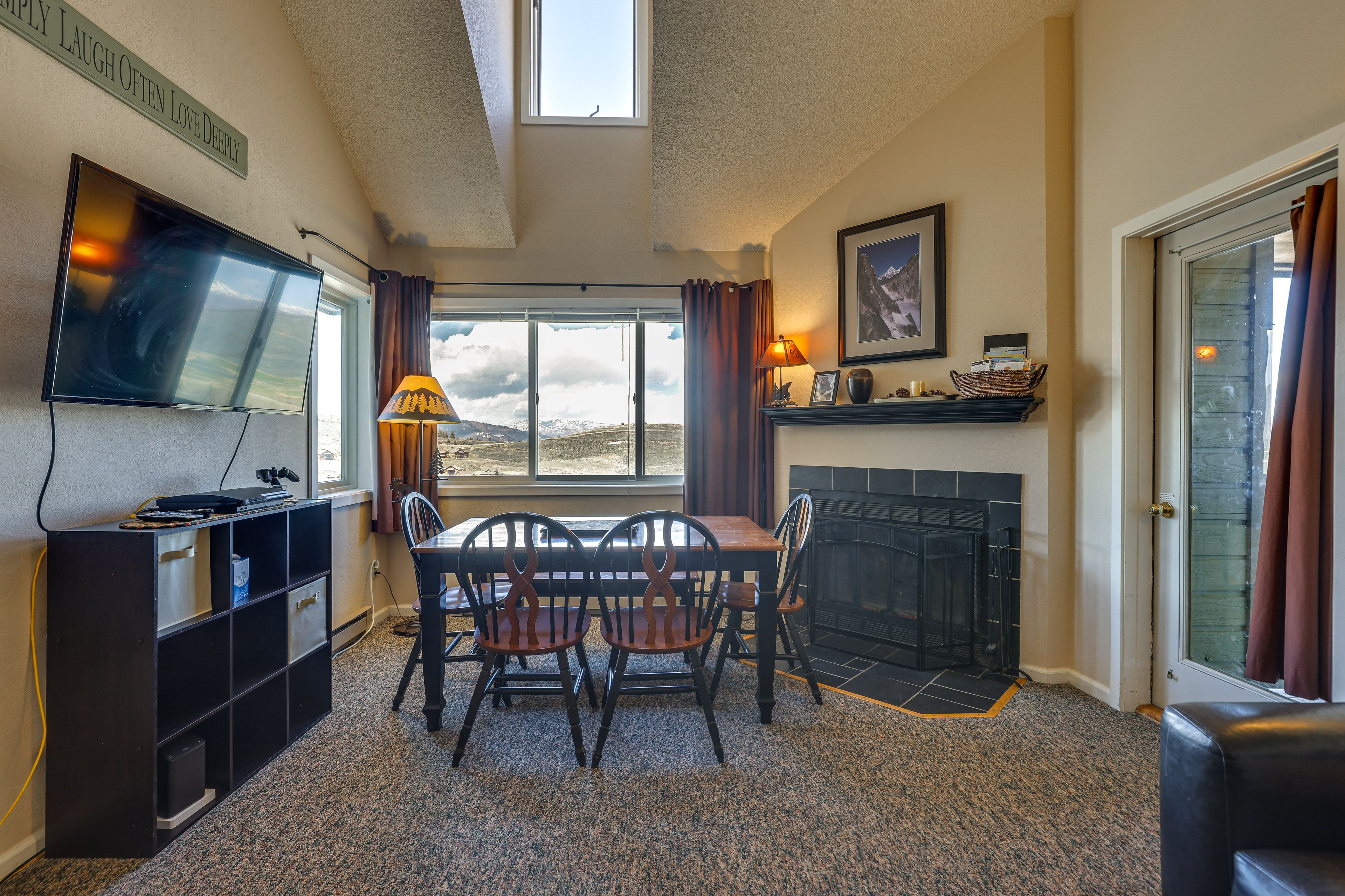 Dining Area | Smart TV | DVD Player | Fireplace