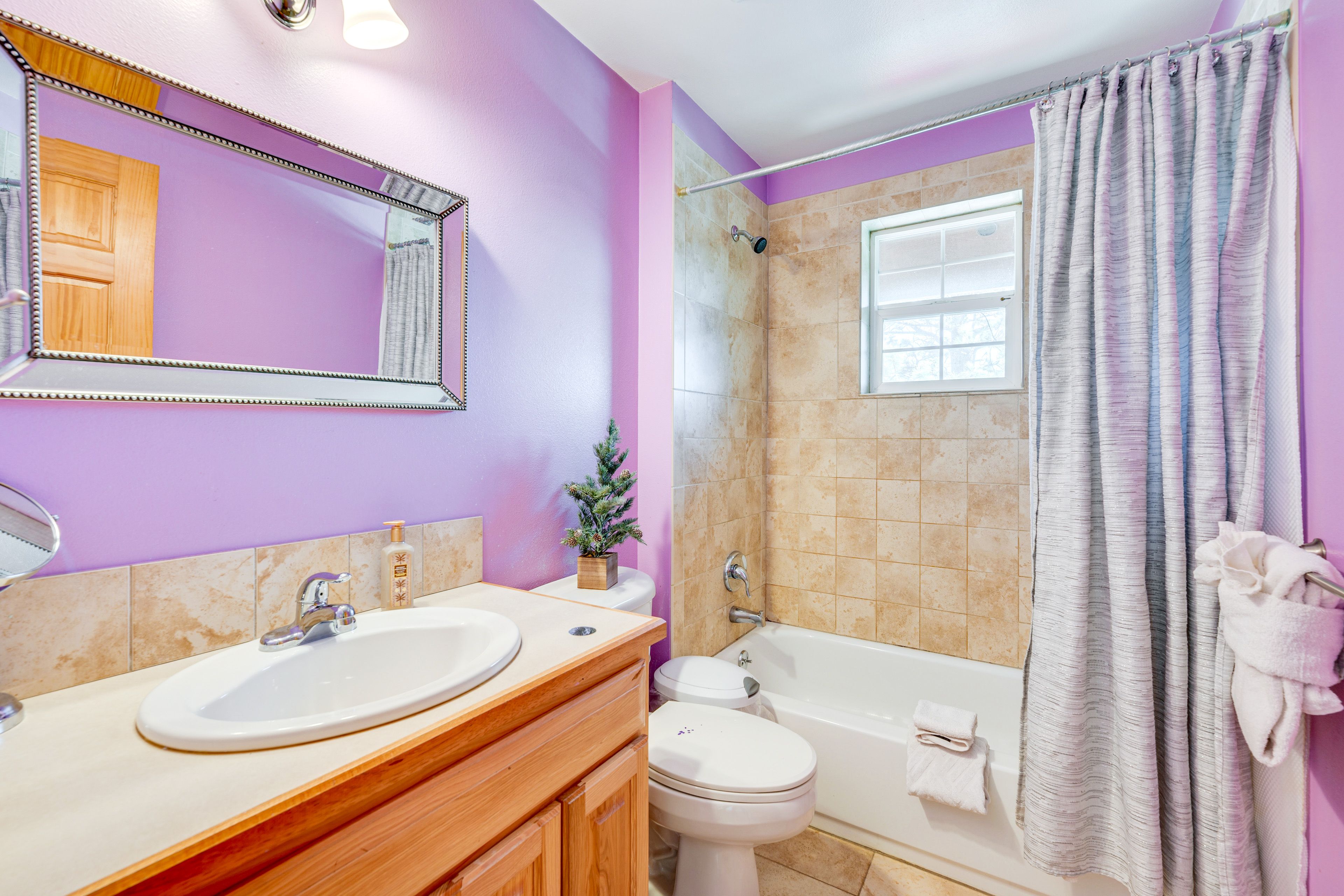 Full Bathroom | Complimentary Toiletries | 1st Floor