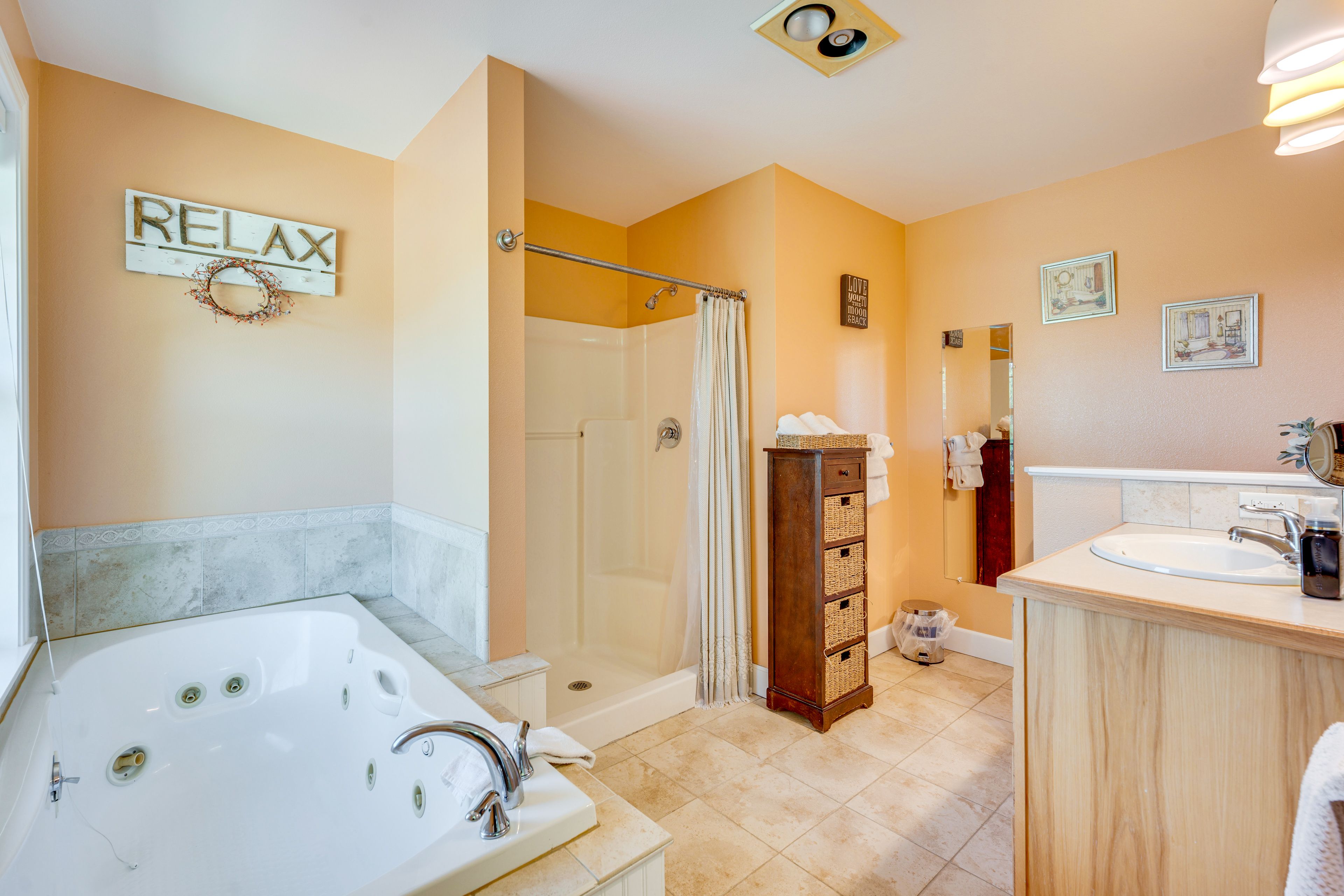 Full Bathroom | Complimentary Toiletries | Jetted Tub | 2nd Floor