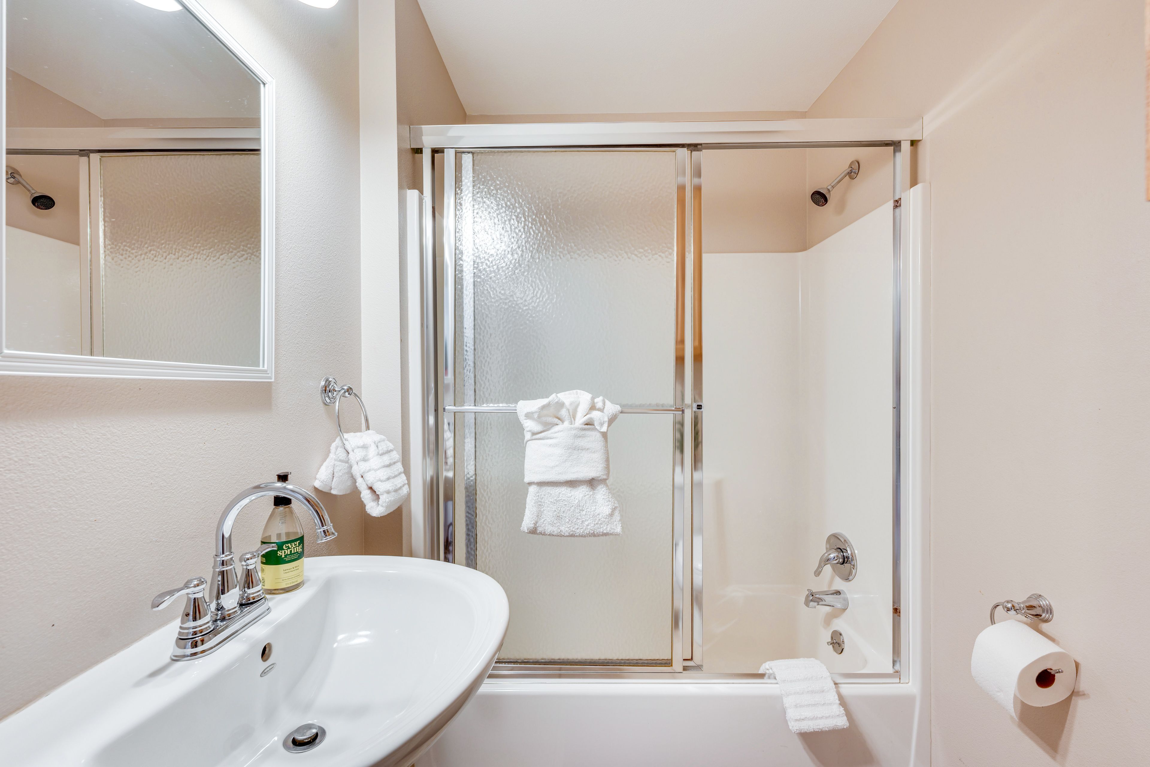 Full Bathroom | Complimentary Toiletries | 2nd Floor