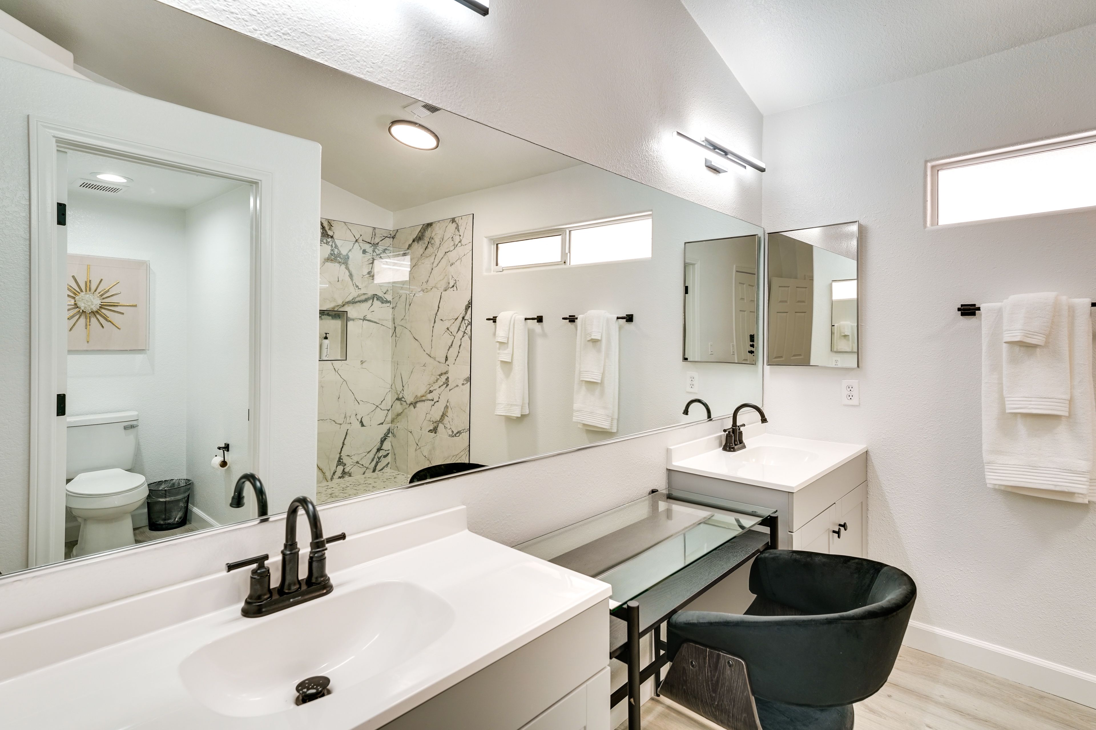 Full Bathroom | Towels Provided | Complimentary Toiletries
