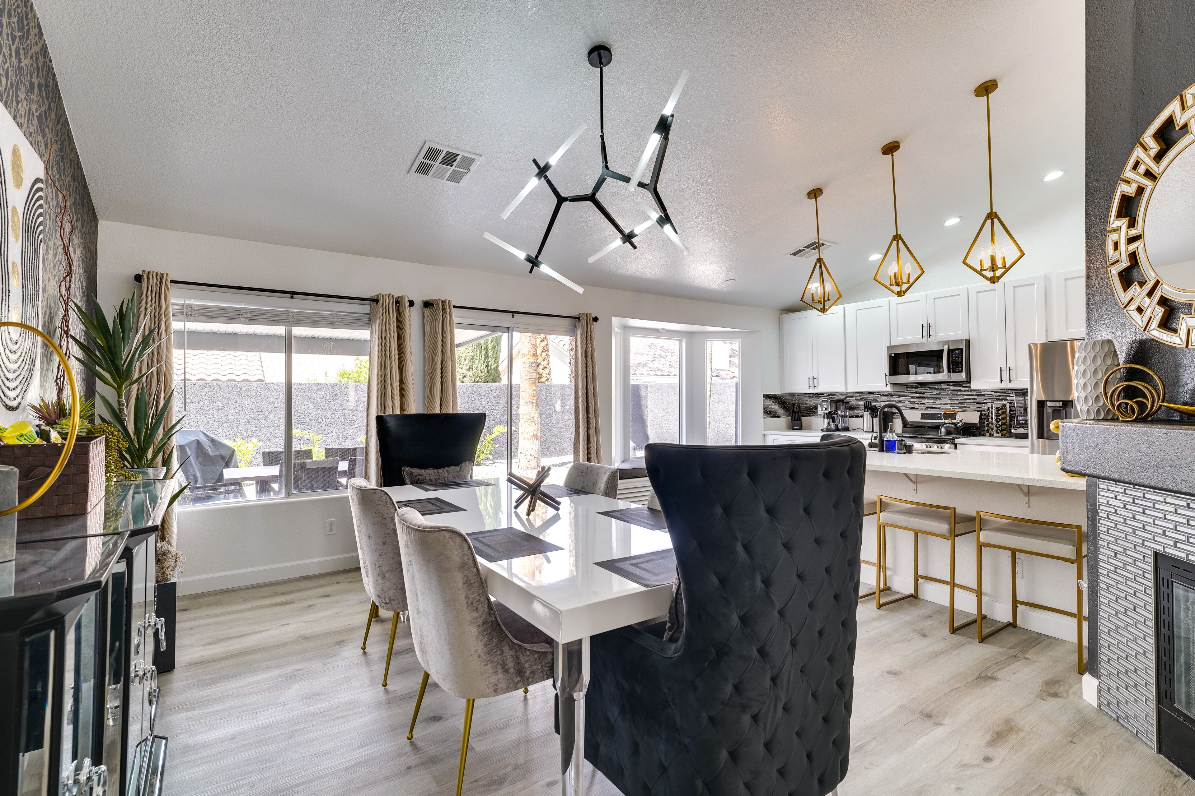Dining Area | Dishware Provided