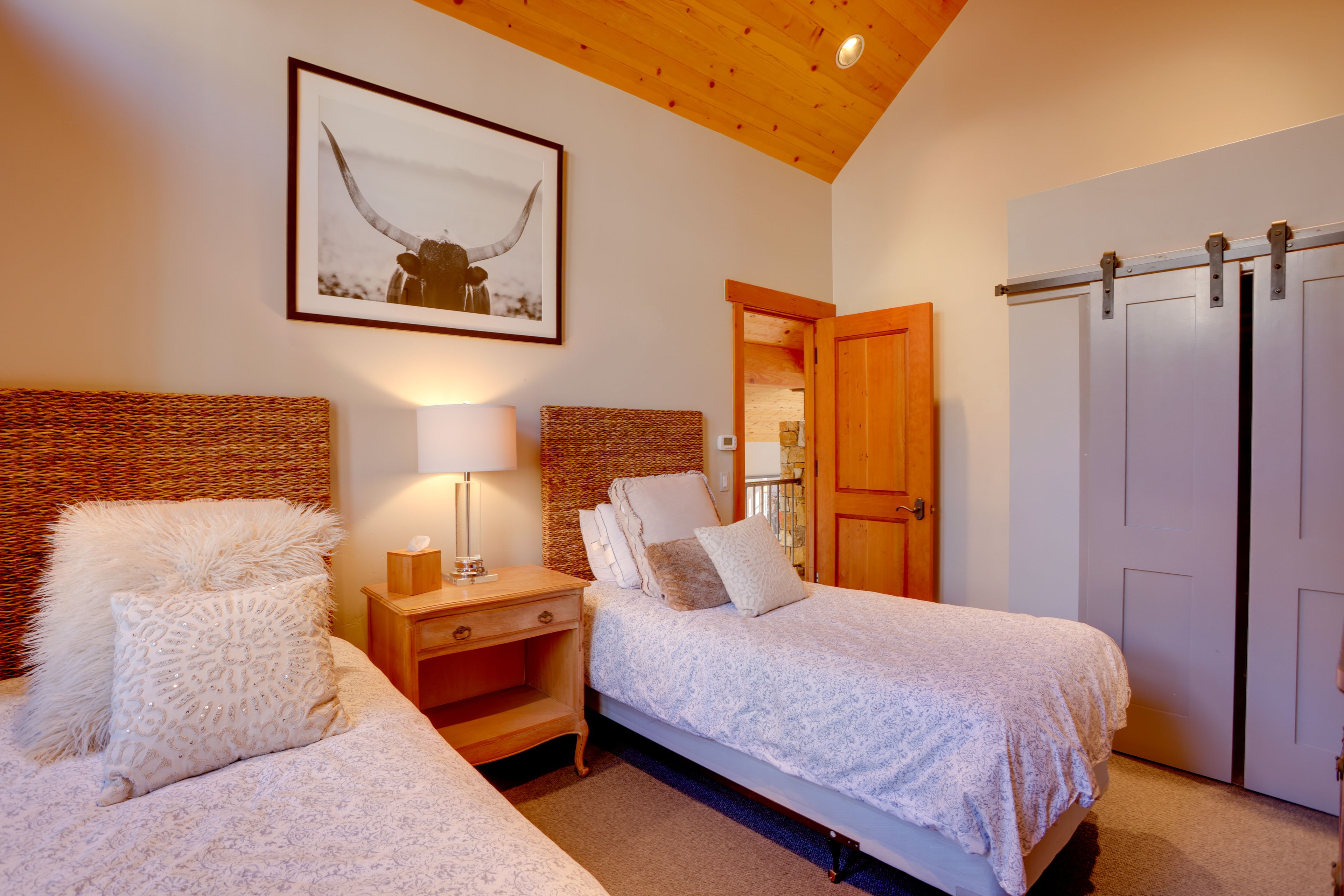 Bedroom 4 (Suite) | 2 Twin Beds | Smart TV | 2nd Floor