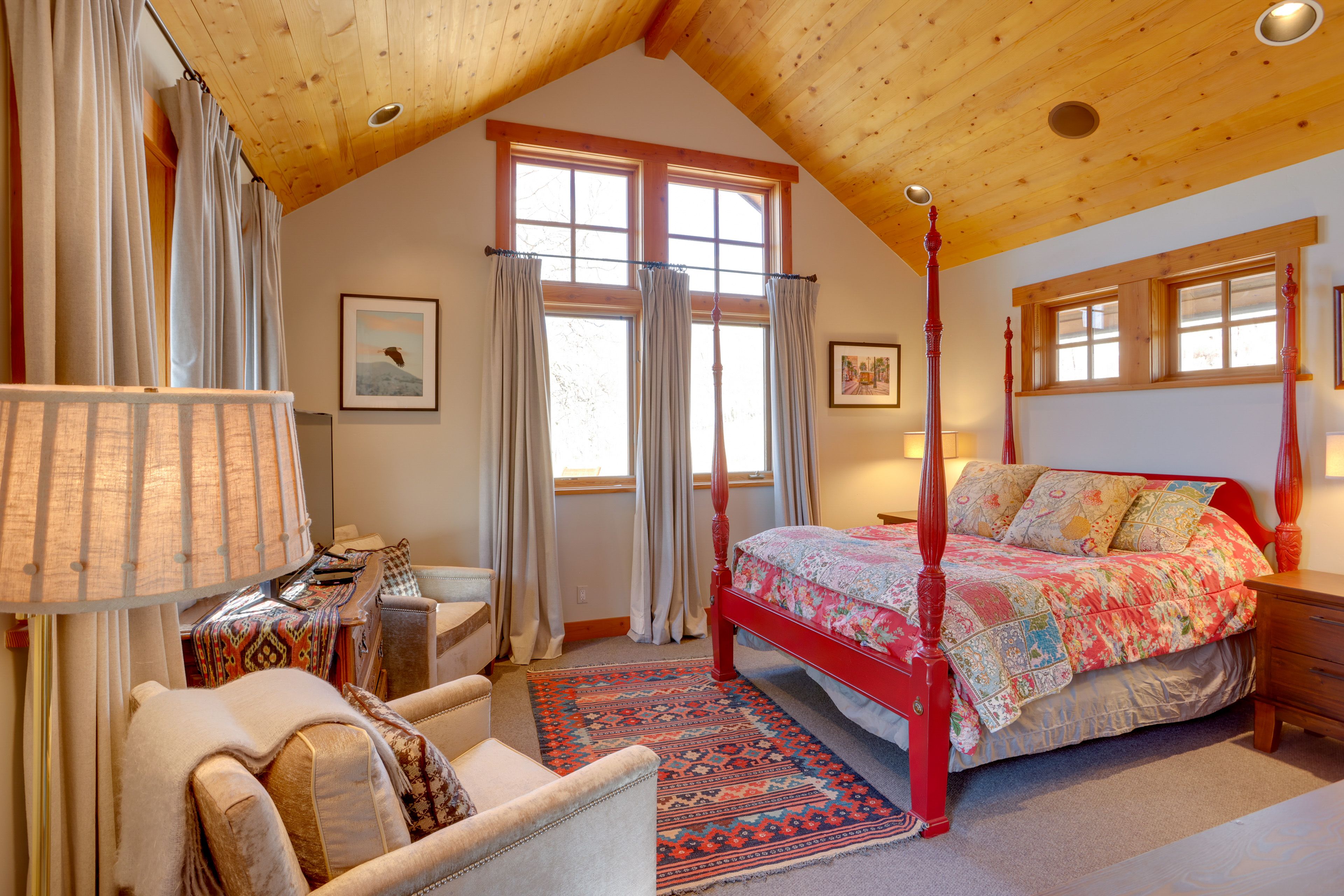 Bedroom 3 (Suite) | Queen Bed | Smart TV | 1st Floor