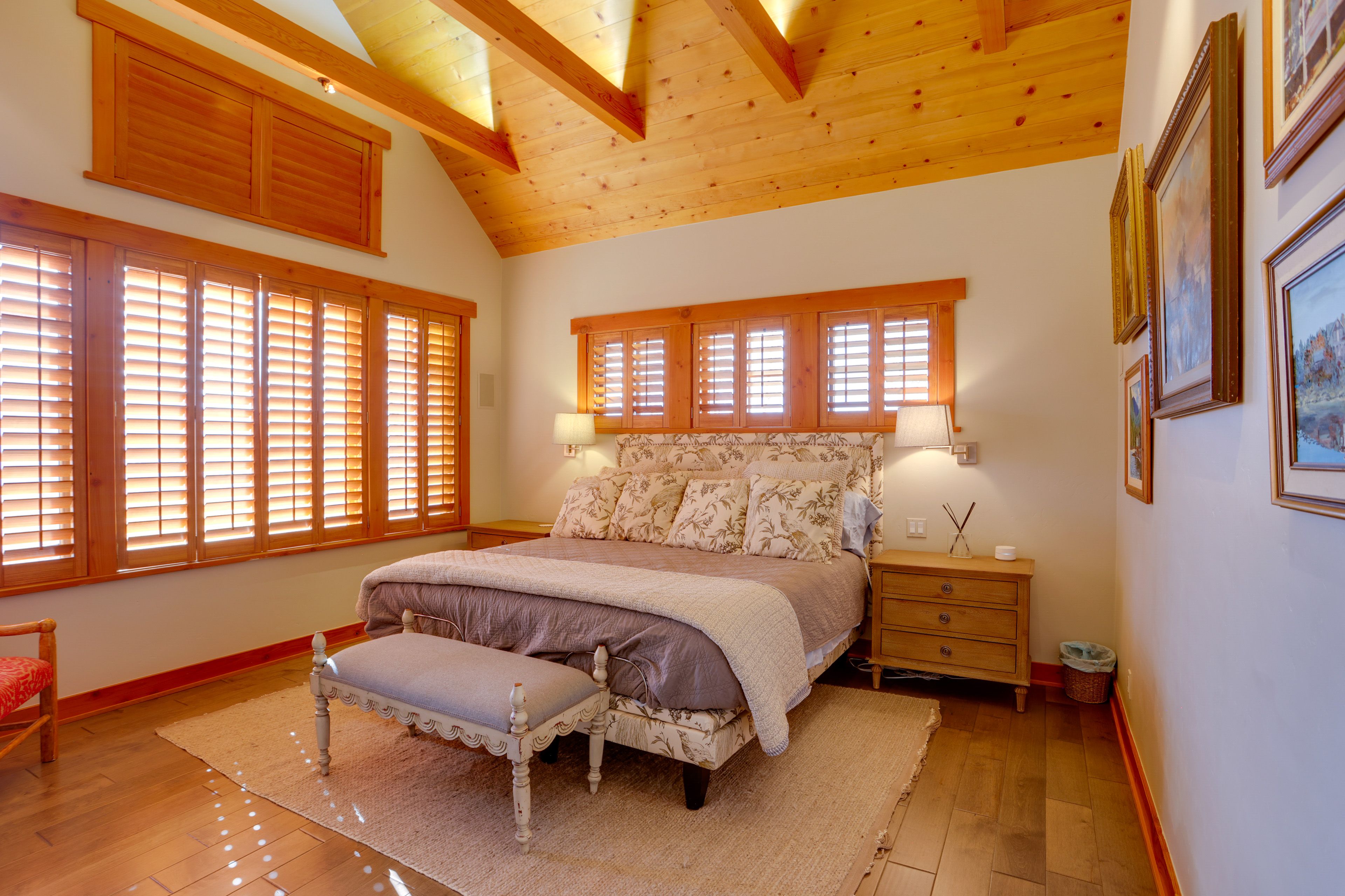 Bedroom 1 (Suite) | King Bed | Smart TV | 2nd Floor