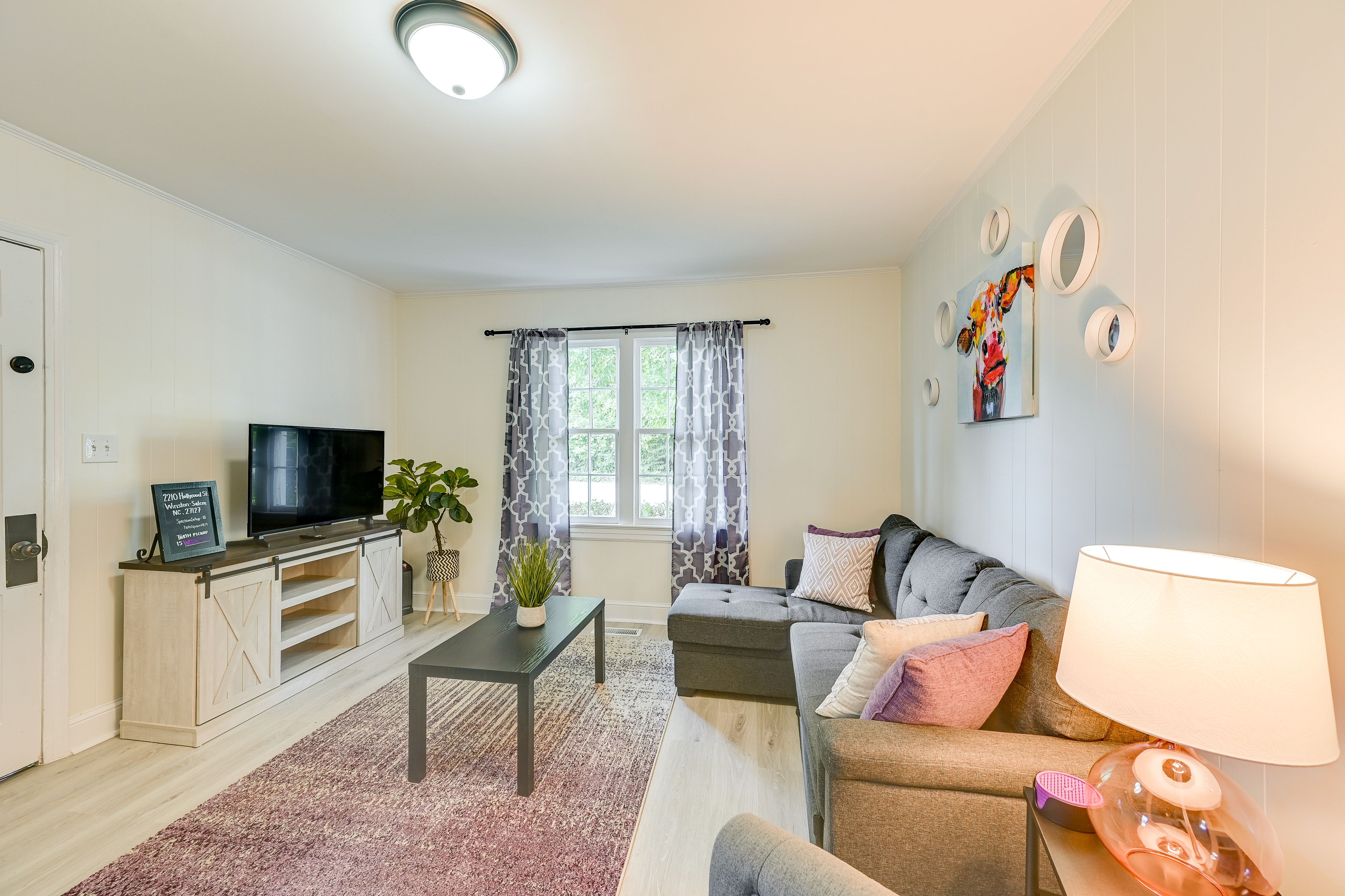 Living Room | Smart TV w/ Cable | Full Sleeper Sofa | Free WiFi | Central Heat