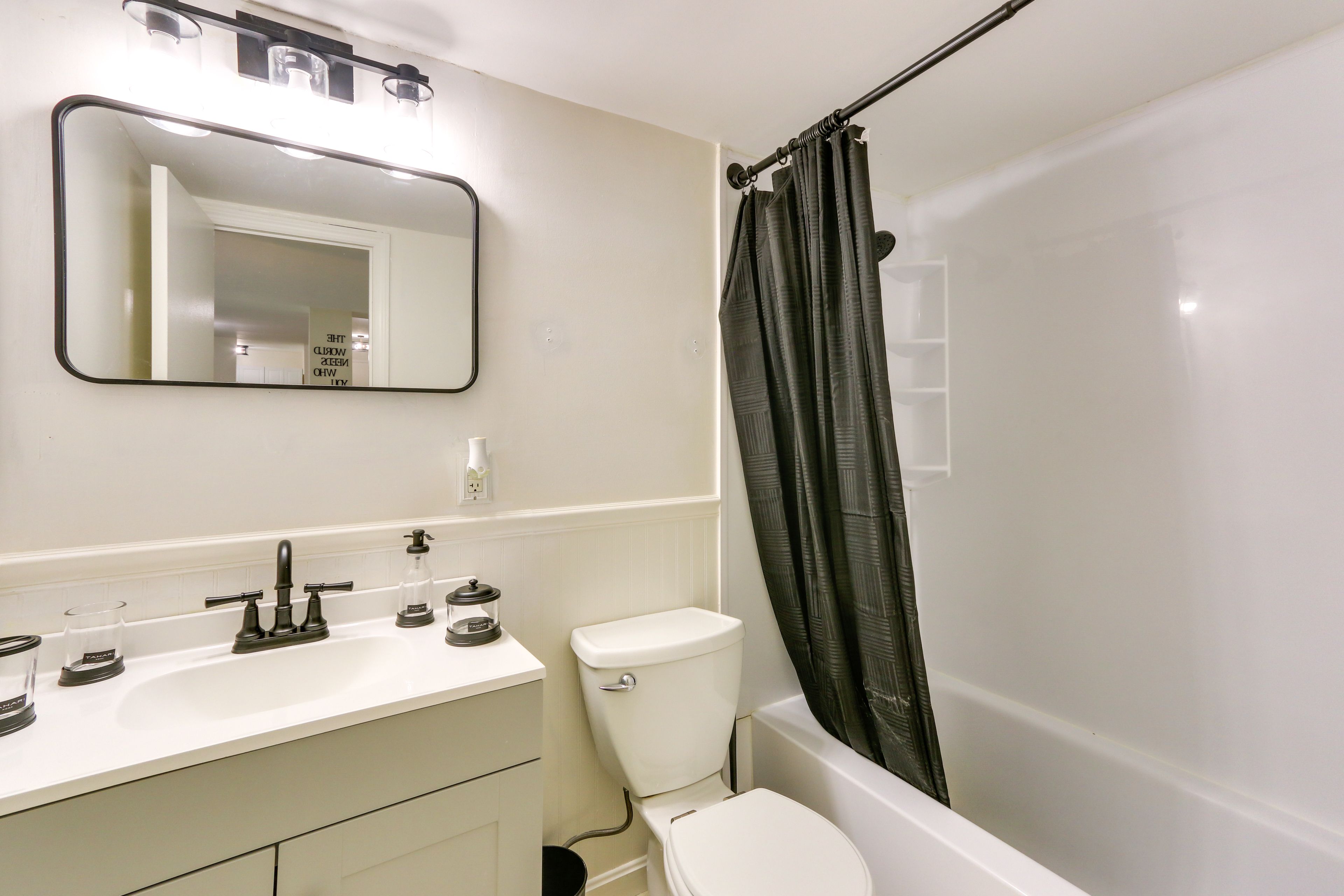 Full Bathroom | Towels Provided