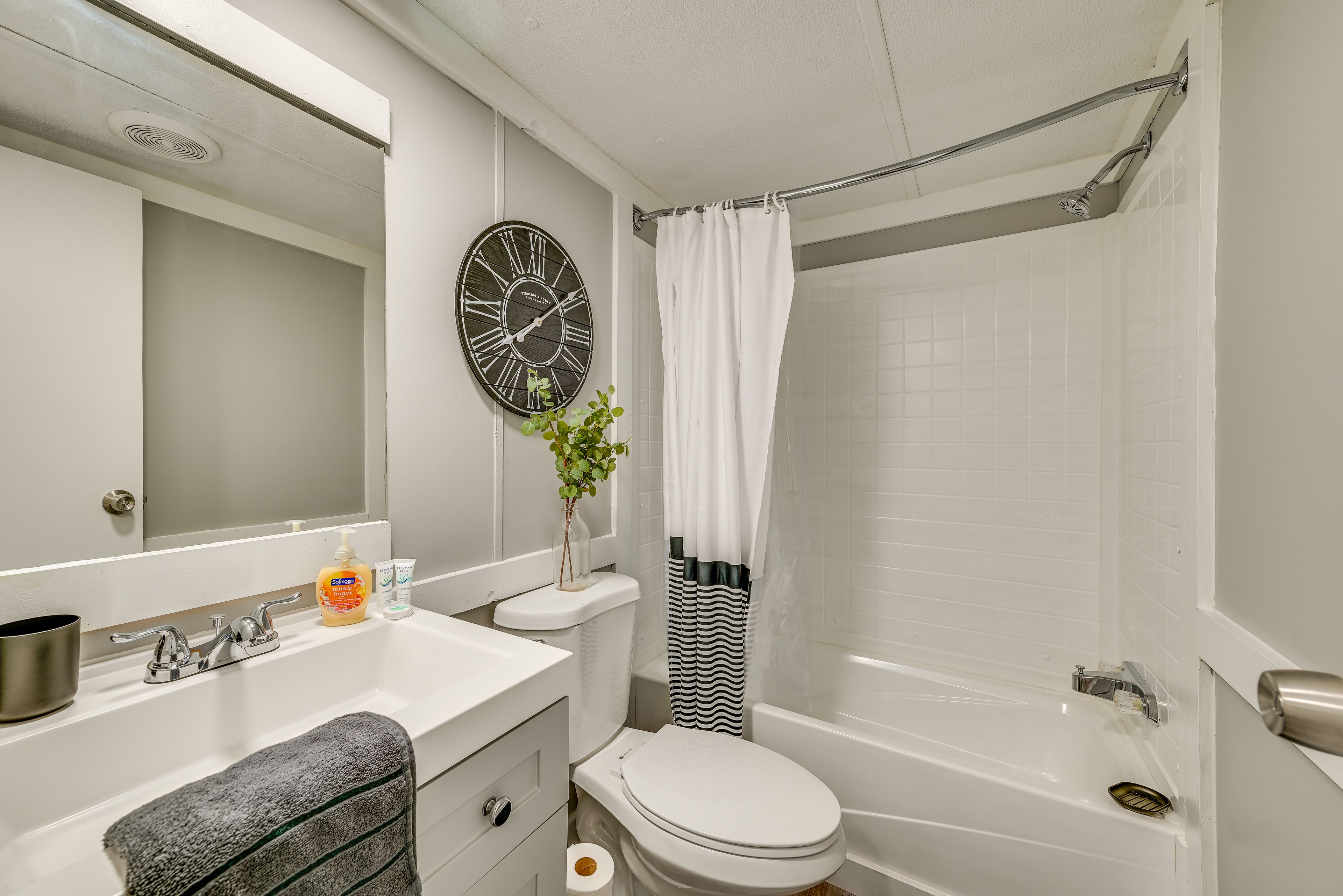 Full Bath | Complimentary Toiletries
