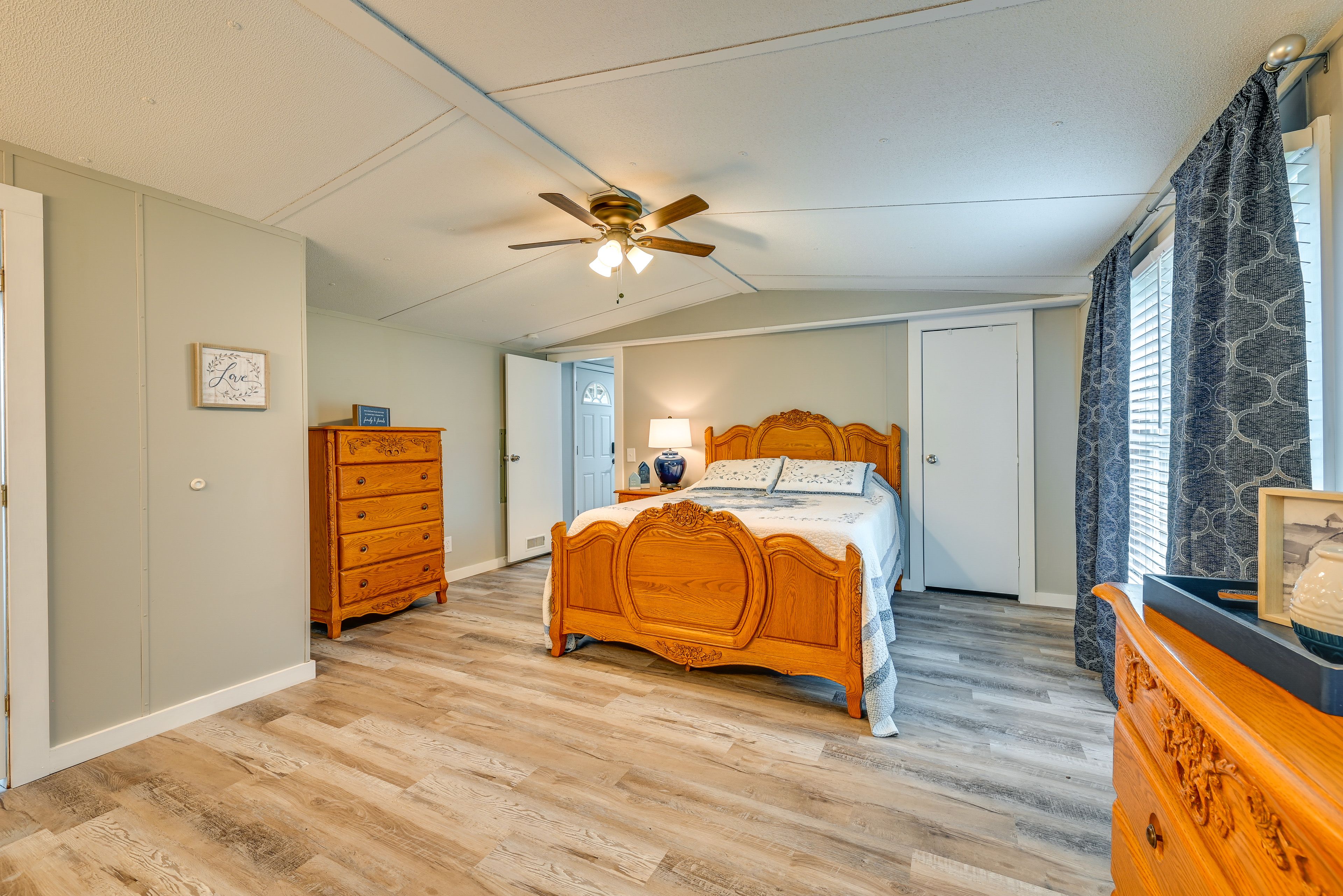 Bedroom 1 | Queen Bed