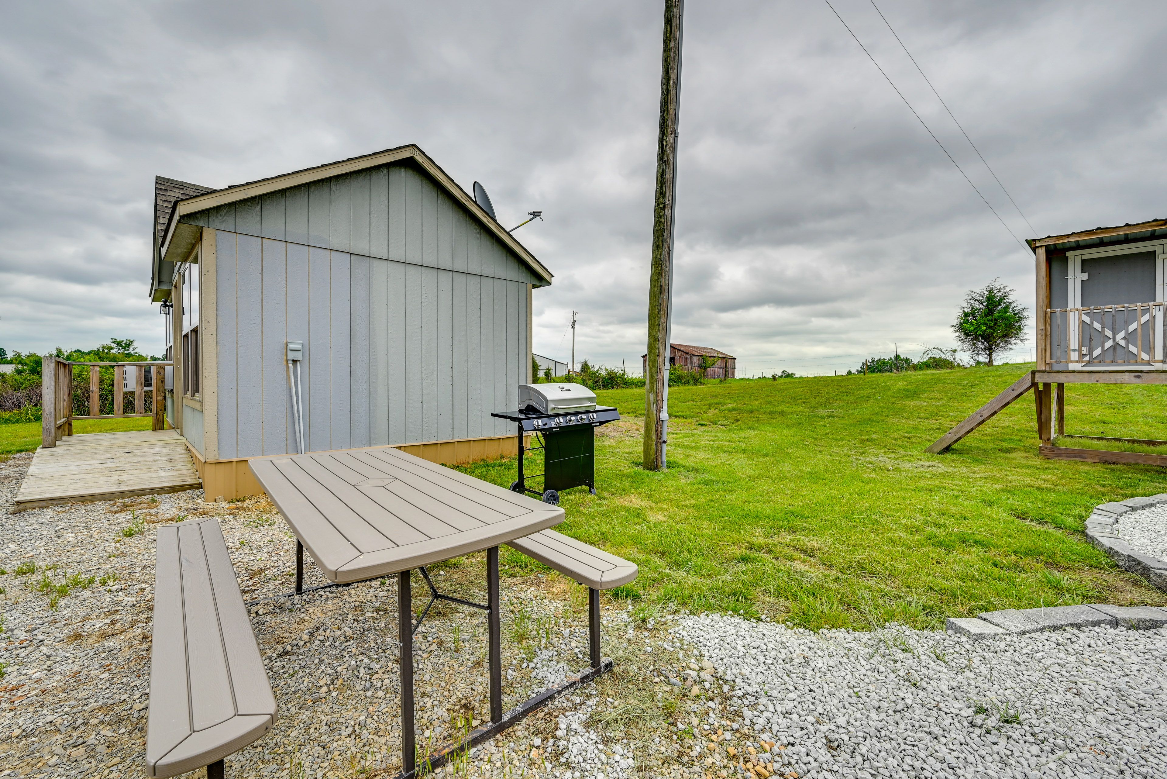 Outdoor Dining Area | Gas Grill
